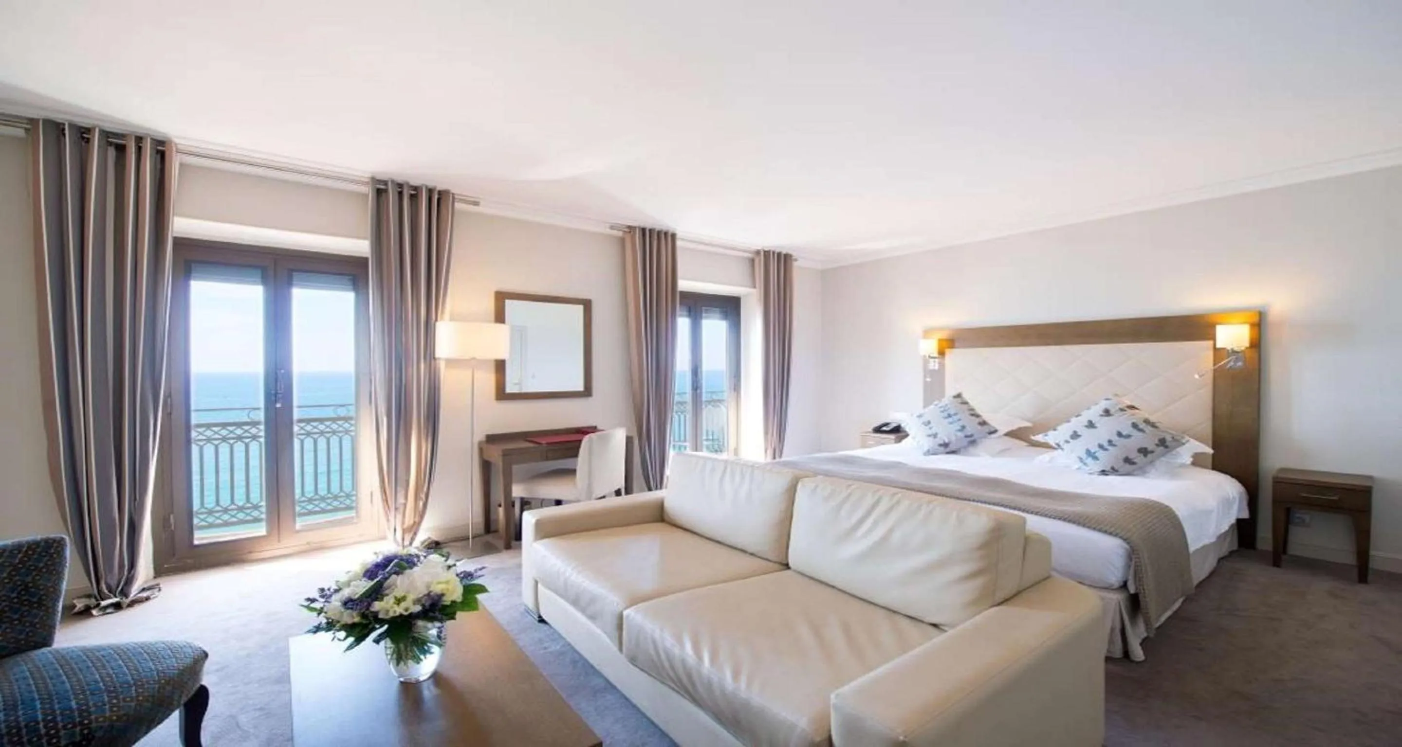 Photo of the whole room, Bed in Westminster Hotel & Spa Nice