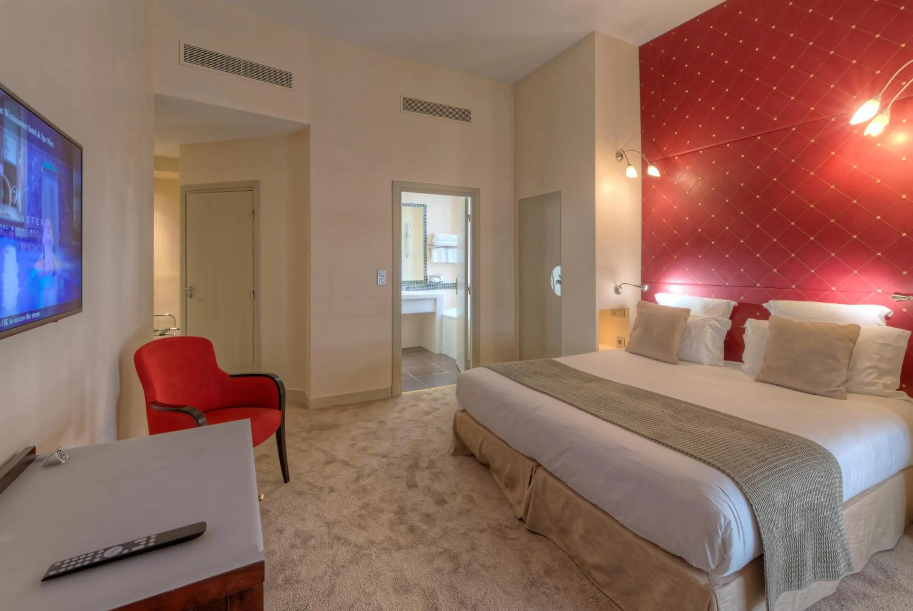 Bed in Westminster Hotel & Spa Nice