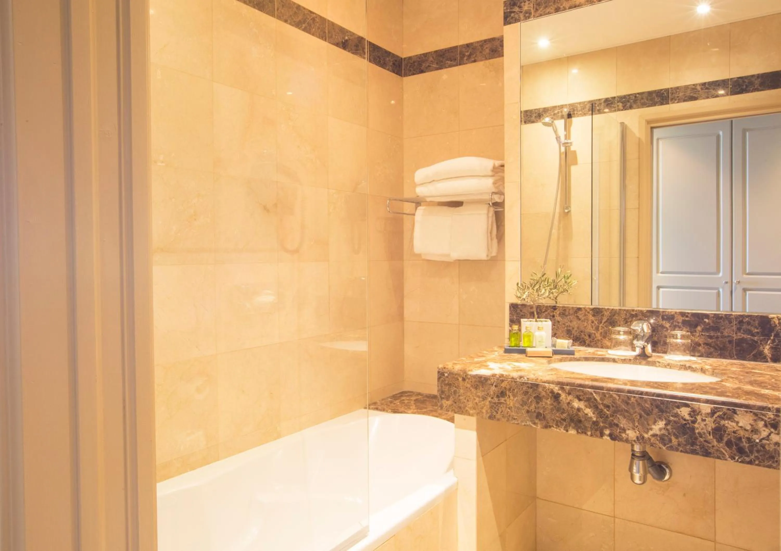 Shower in Westminster Hotel & Spa Nice