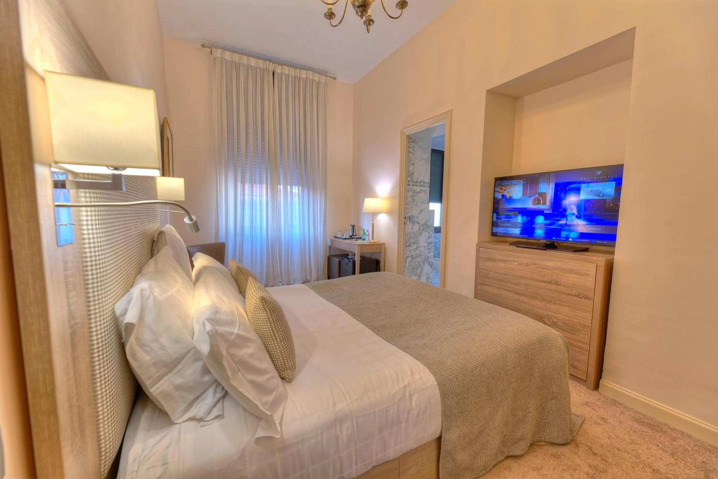 Evening entertainment, Bed in Westminster Hotel & Spa Nice