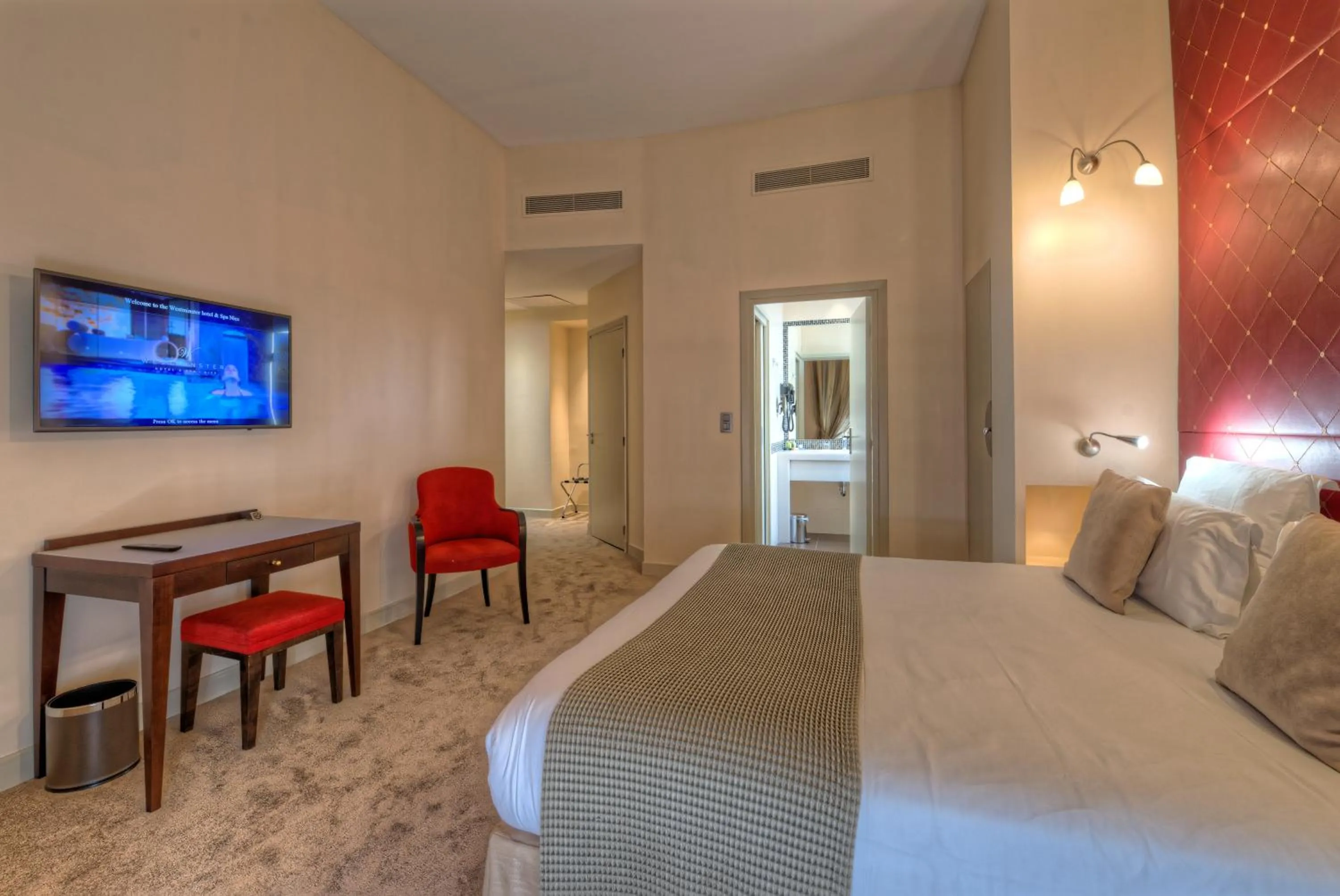 Bed in Westminster Hotel & Spa Nice