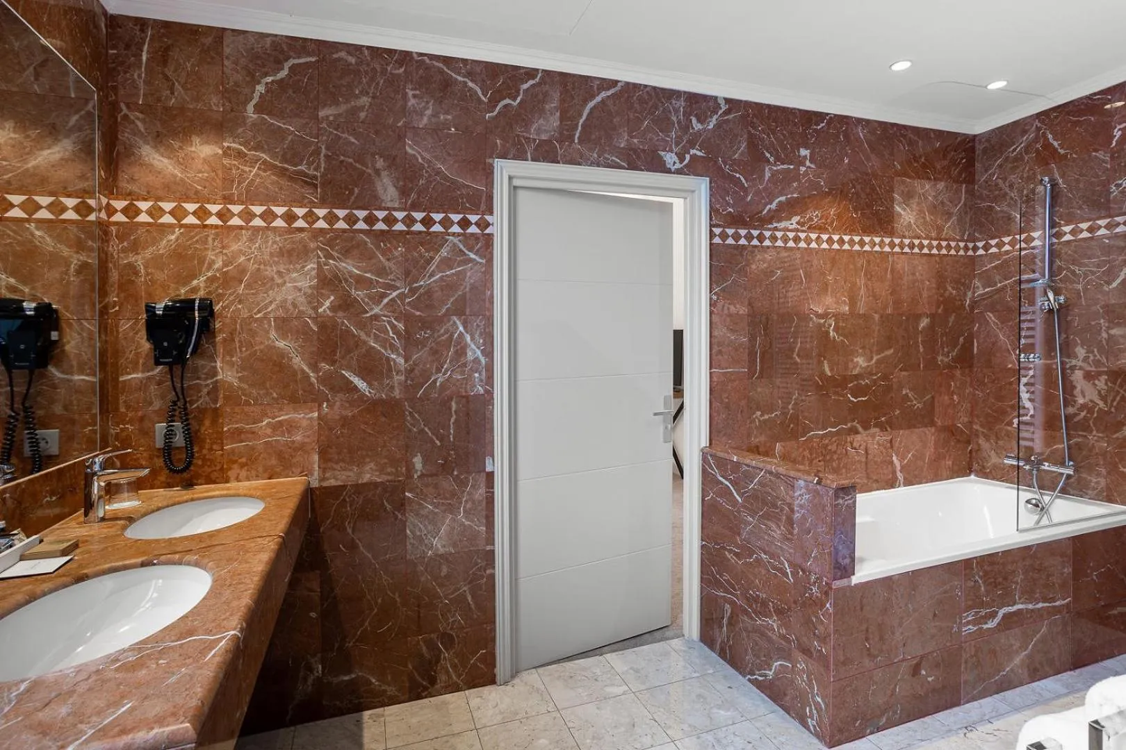 Shower in Westminster Hotel & Spa Nice