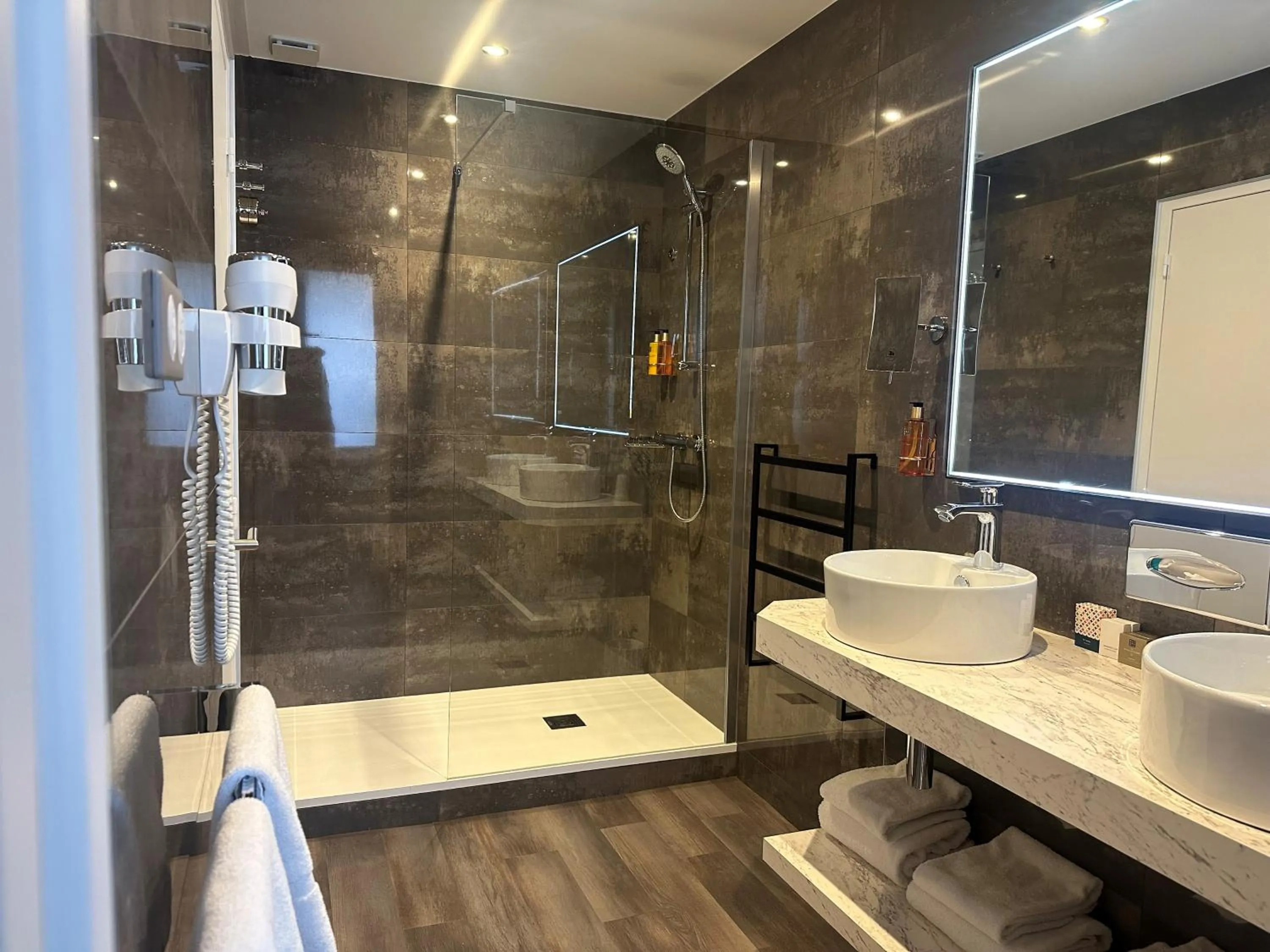 Shower in Hotel Des Dunes