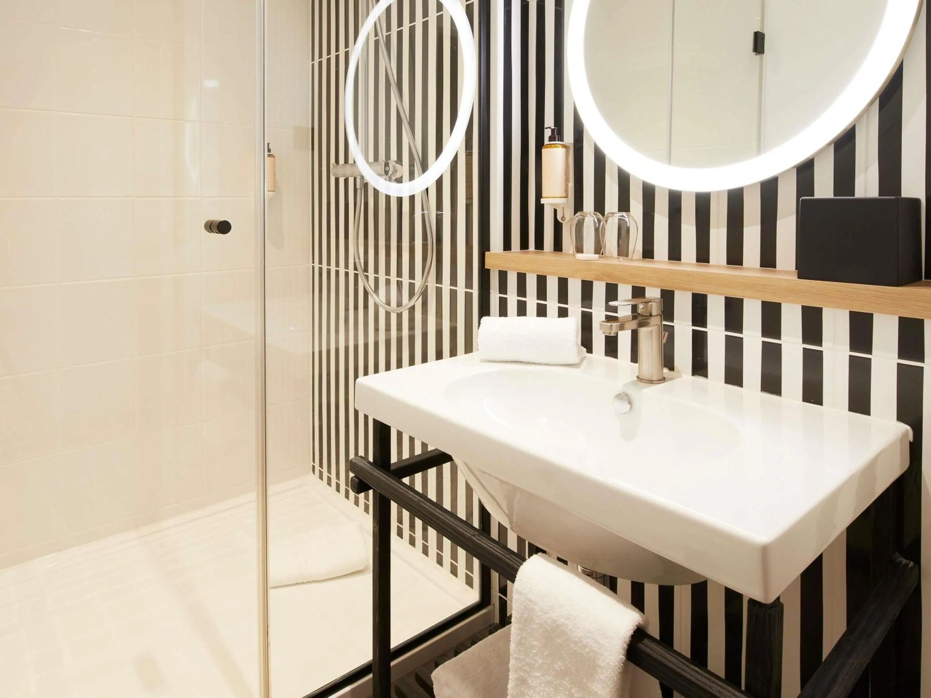 Bedroom, Bed in Mercure Grand Hôtel Metz Centre Cathédrale