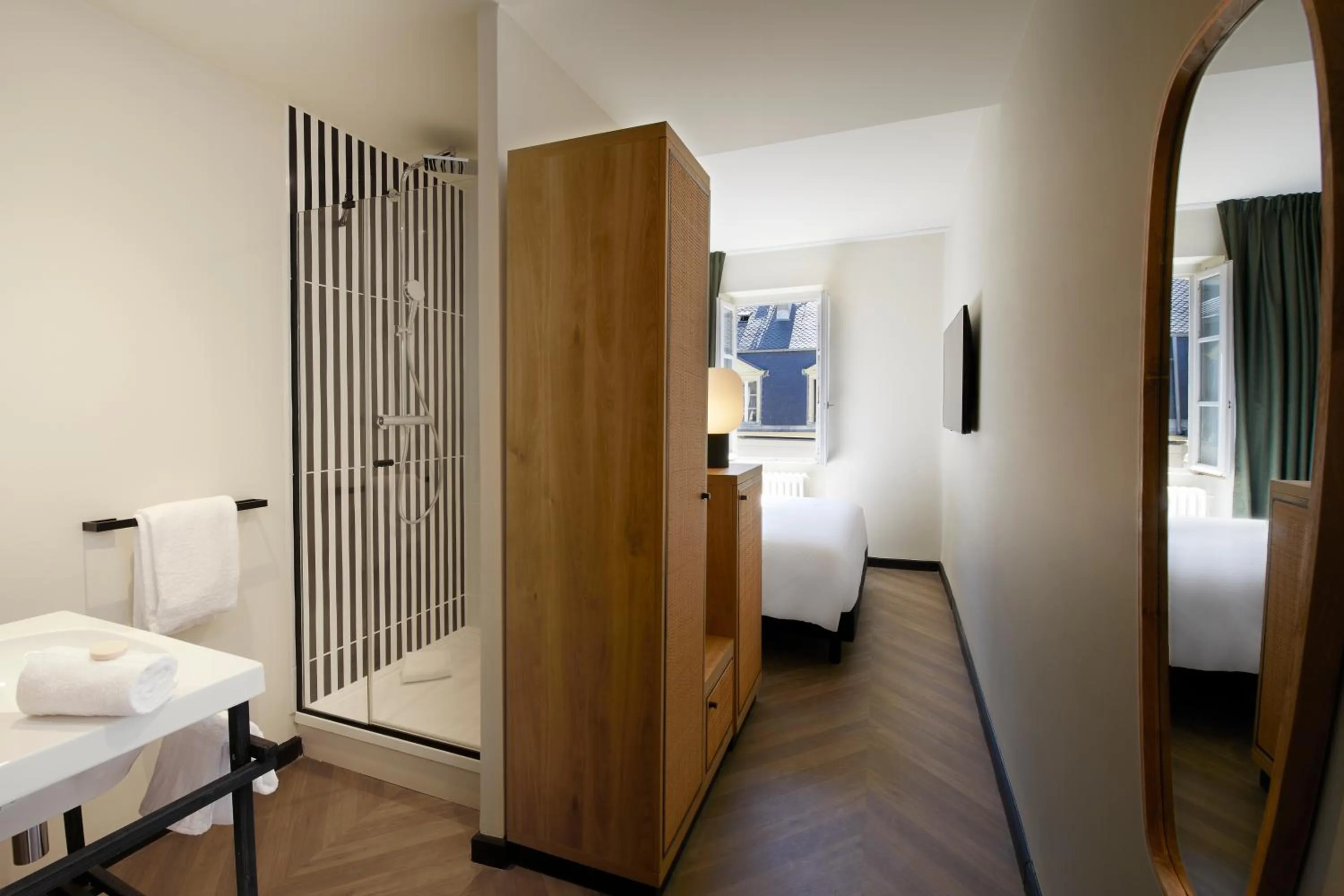 Bed in Mercure Grand Hôtel Metz Centre Cathédrale