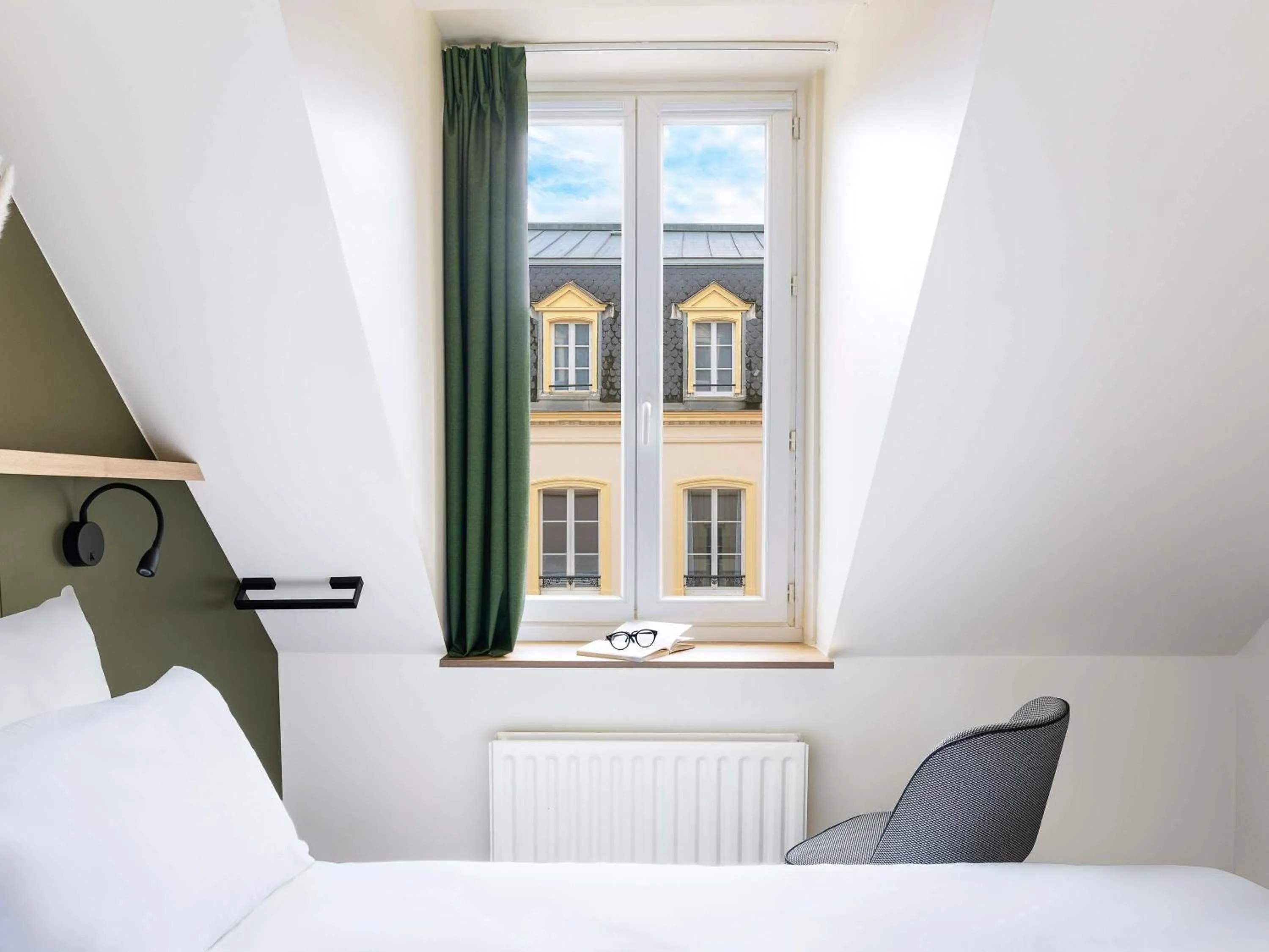 Bedroom, Bed in Mercure Grand Hôtel Metz Centre Cathédrale