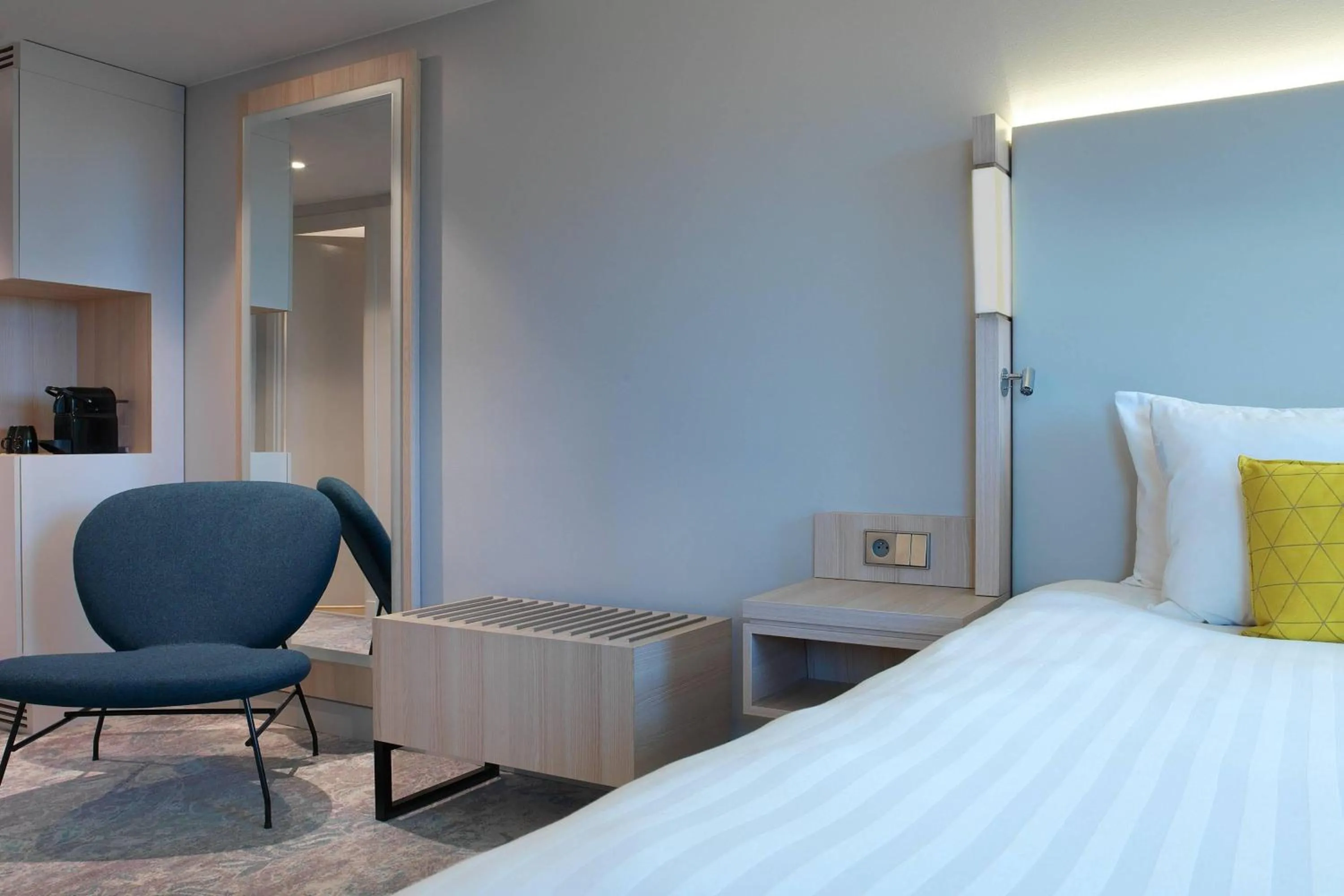 Photo of the whole room, Bed in The Jangle Hotel - Paris - Charles de Gaulle - Airport