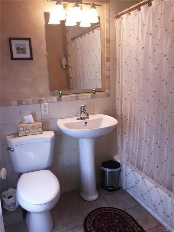 Bathroom in Hillcrest Bed and Breakfast