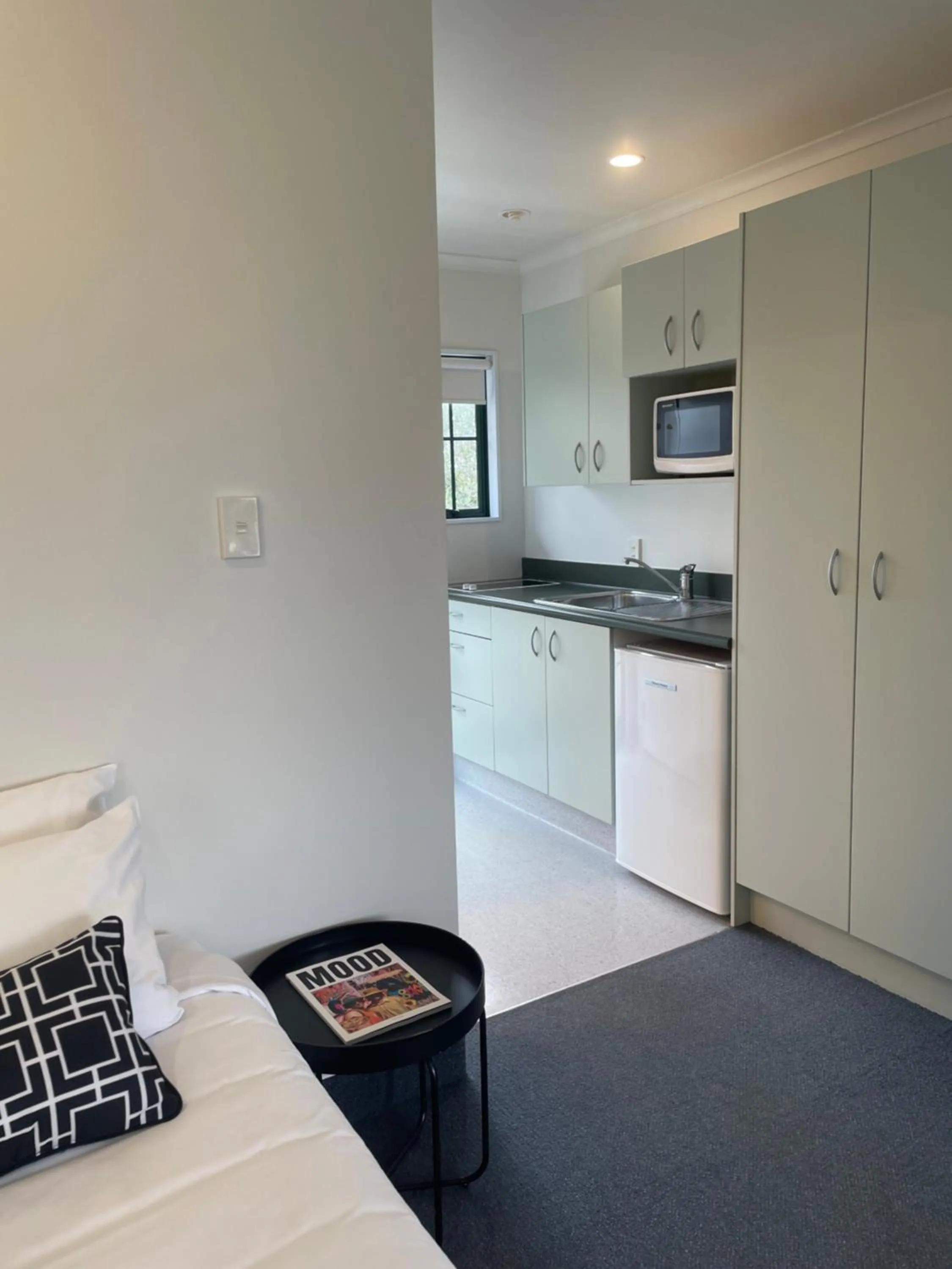 Kitchen or kitchenette in Kerry Lane Motel