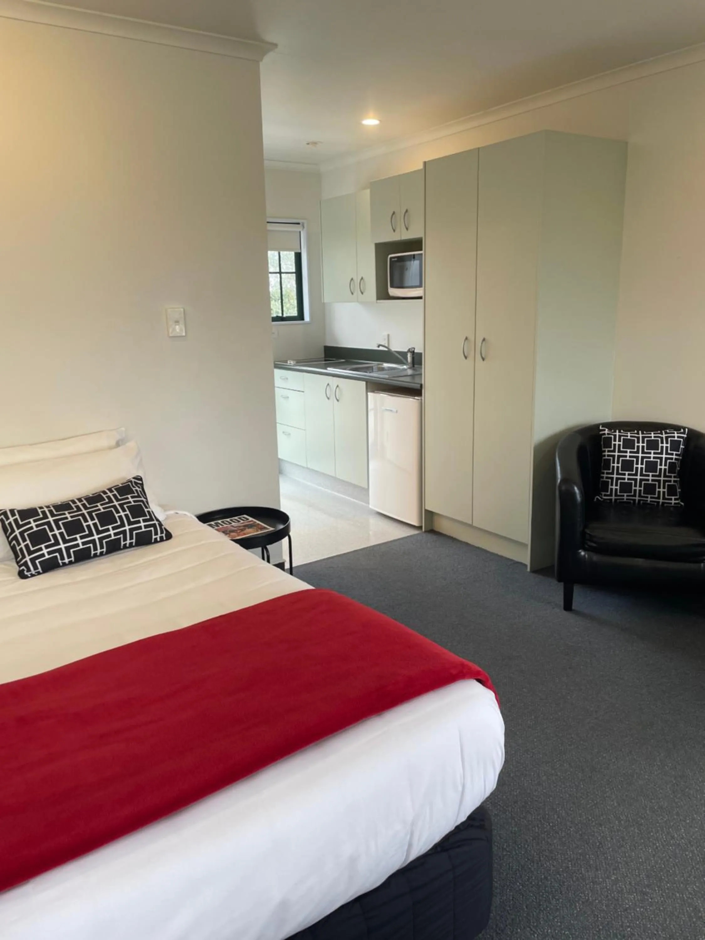 Living room, Bed in Kerry Lane Motel