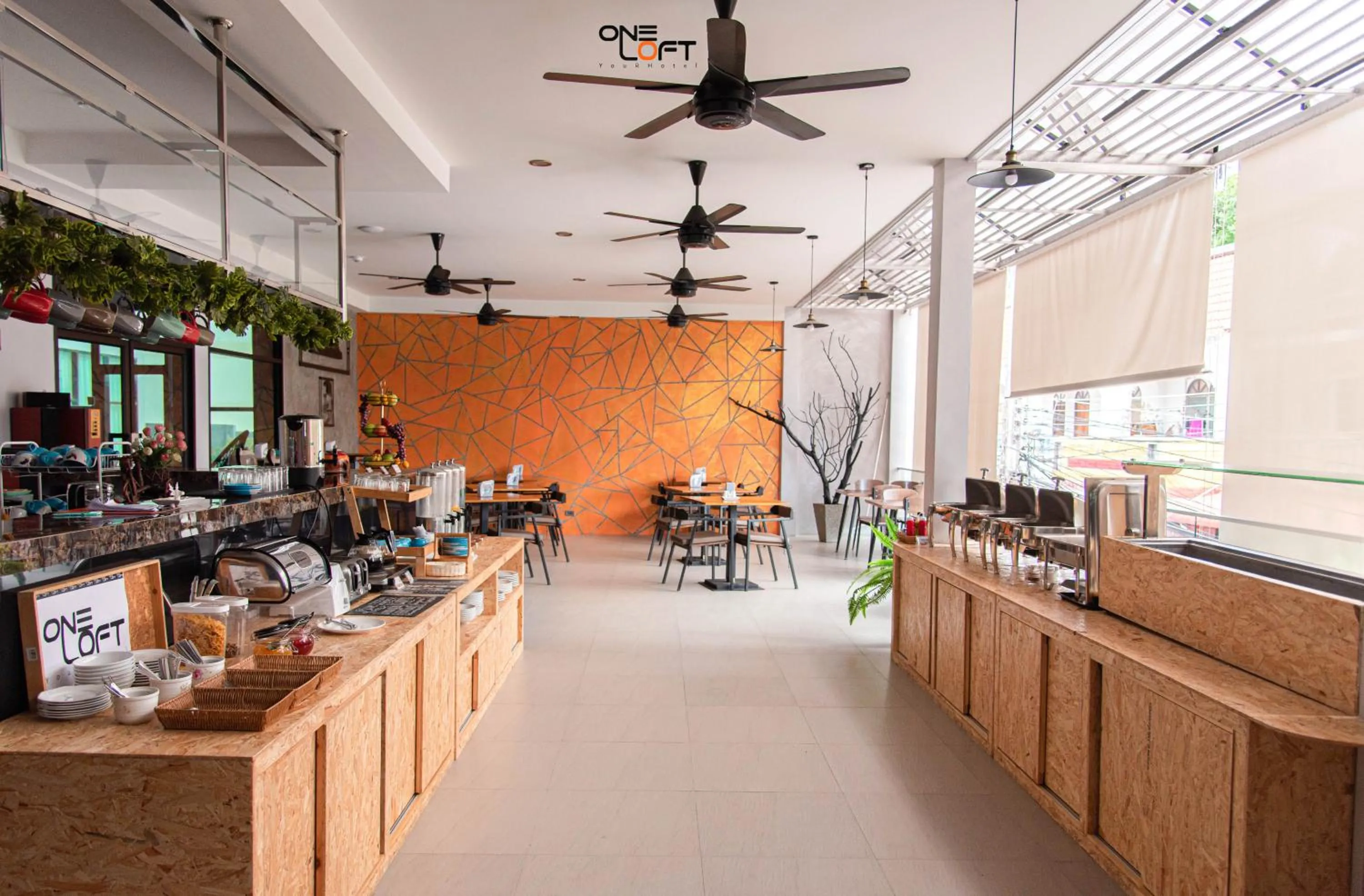 Restaurant/places to eat in OneLoft Hotel