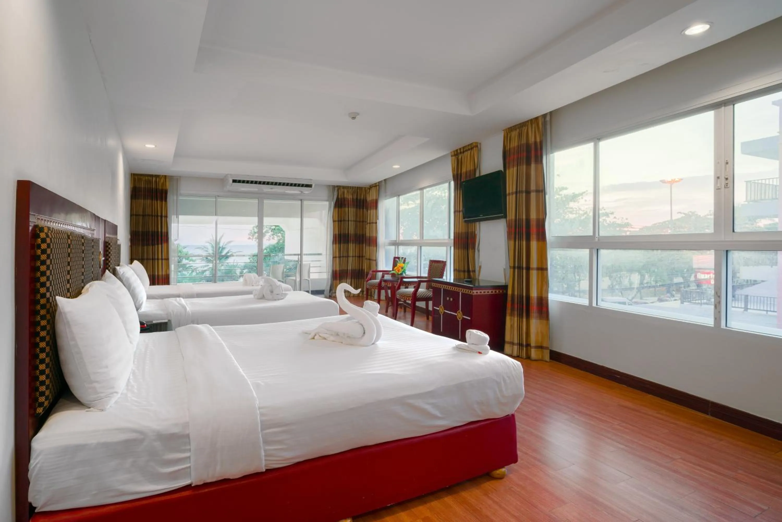 Bedroom, Bed in Jomtien Hisotel