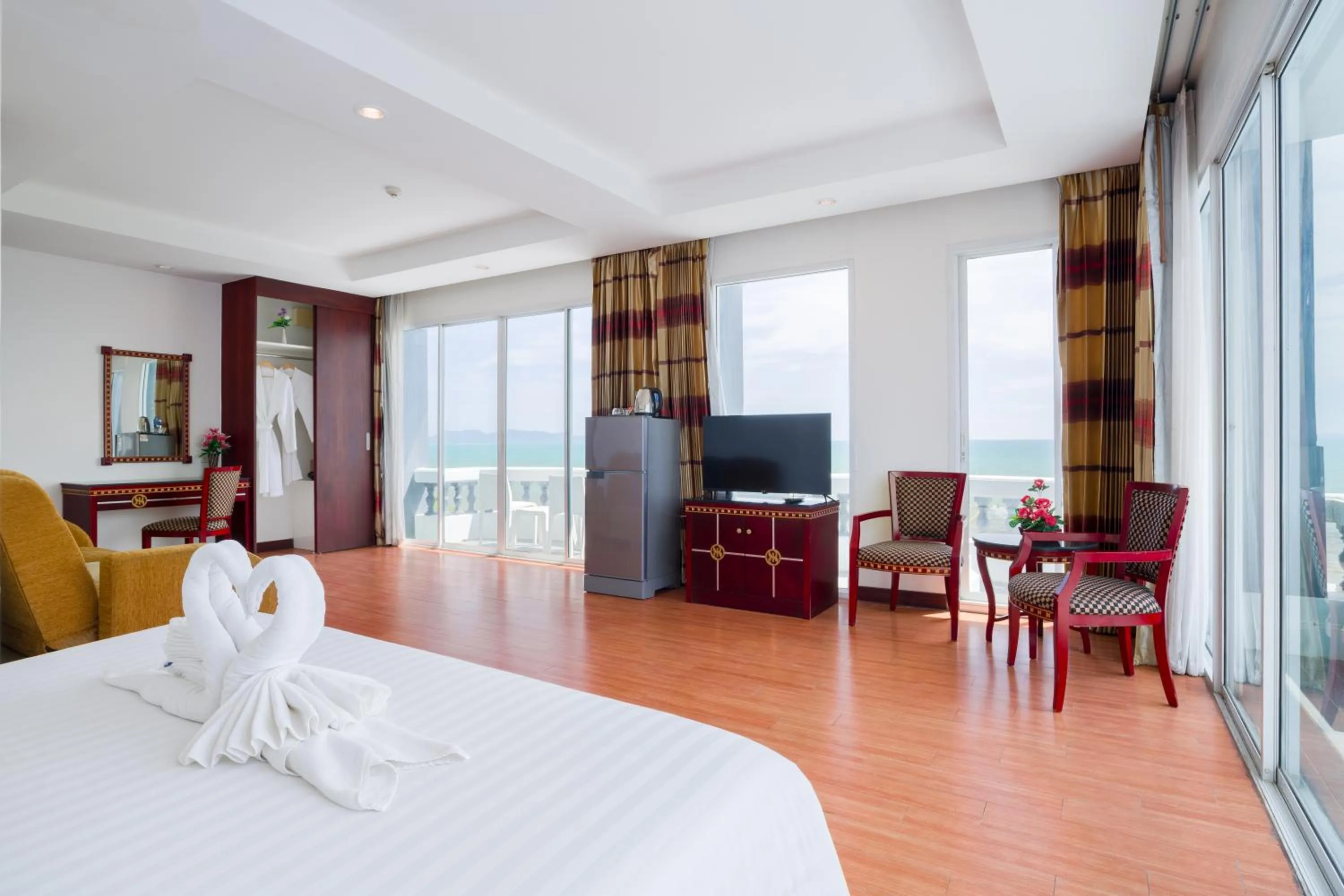 Bedroom, Bed in Jomtien Hisotel