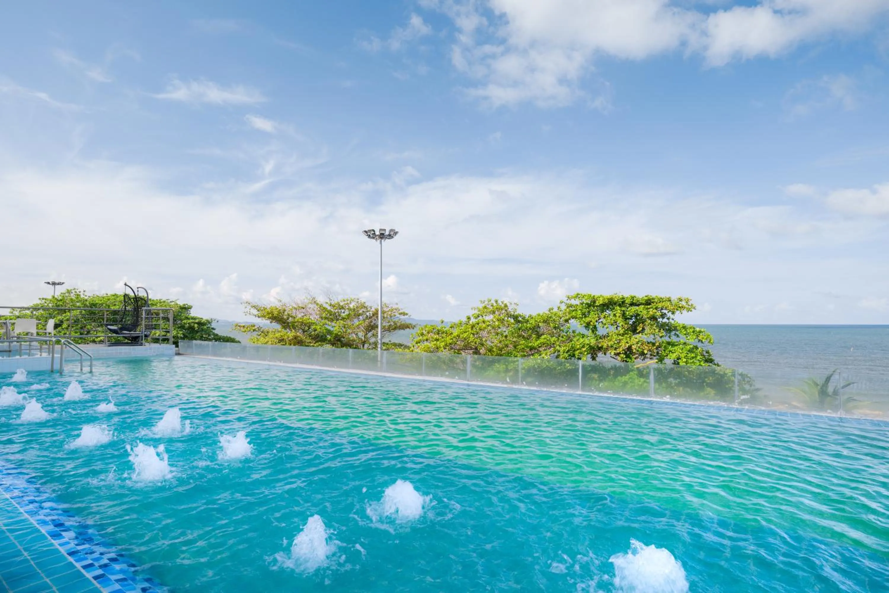 Swimming pool in Jomtien Hisotel