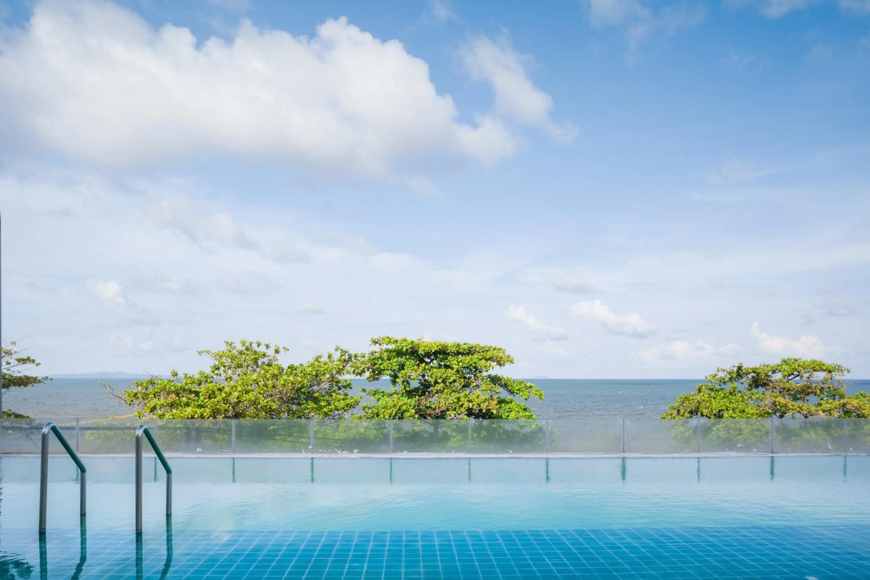 Swimming pool in Jomtien Hisotel