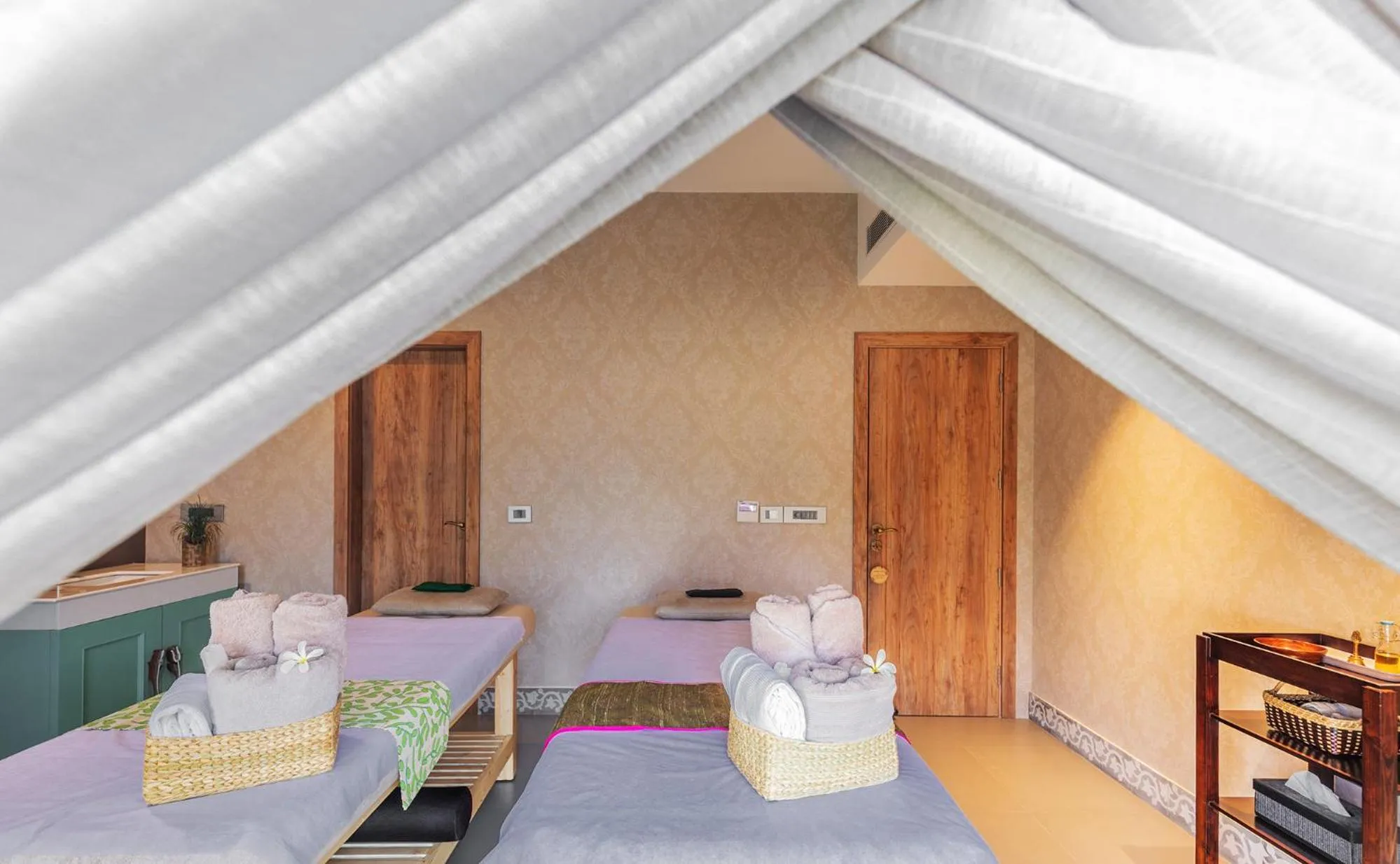 Spa and wellness centre/facilities, Bed in Karma Chalets