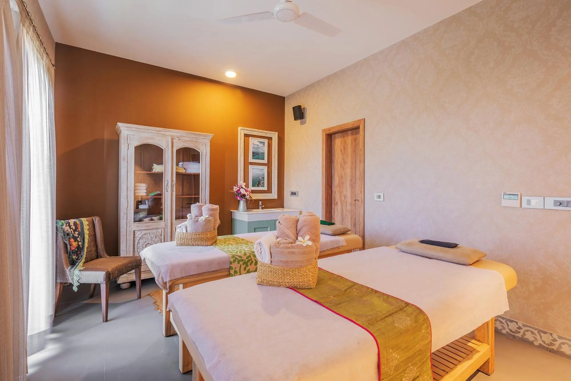 Spa and wellness centre/facilities, Bed in Karma Chalets