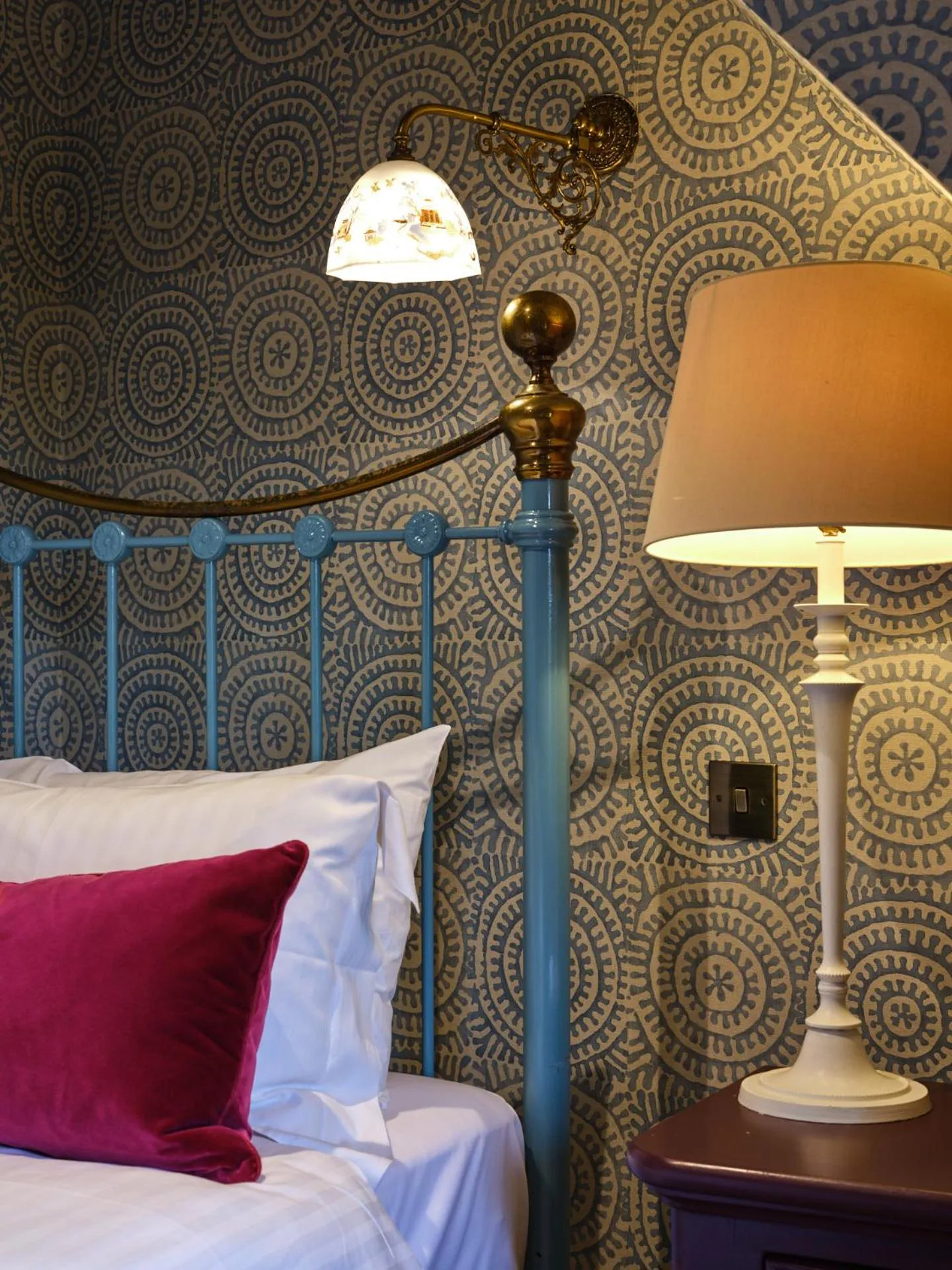 Bedroom, Bed in Old Bell Hotel