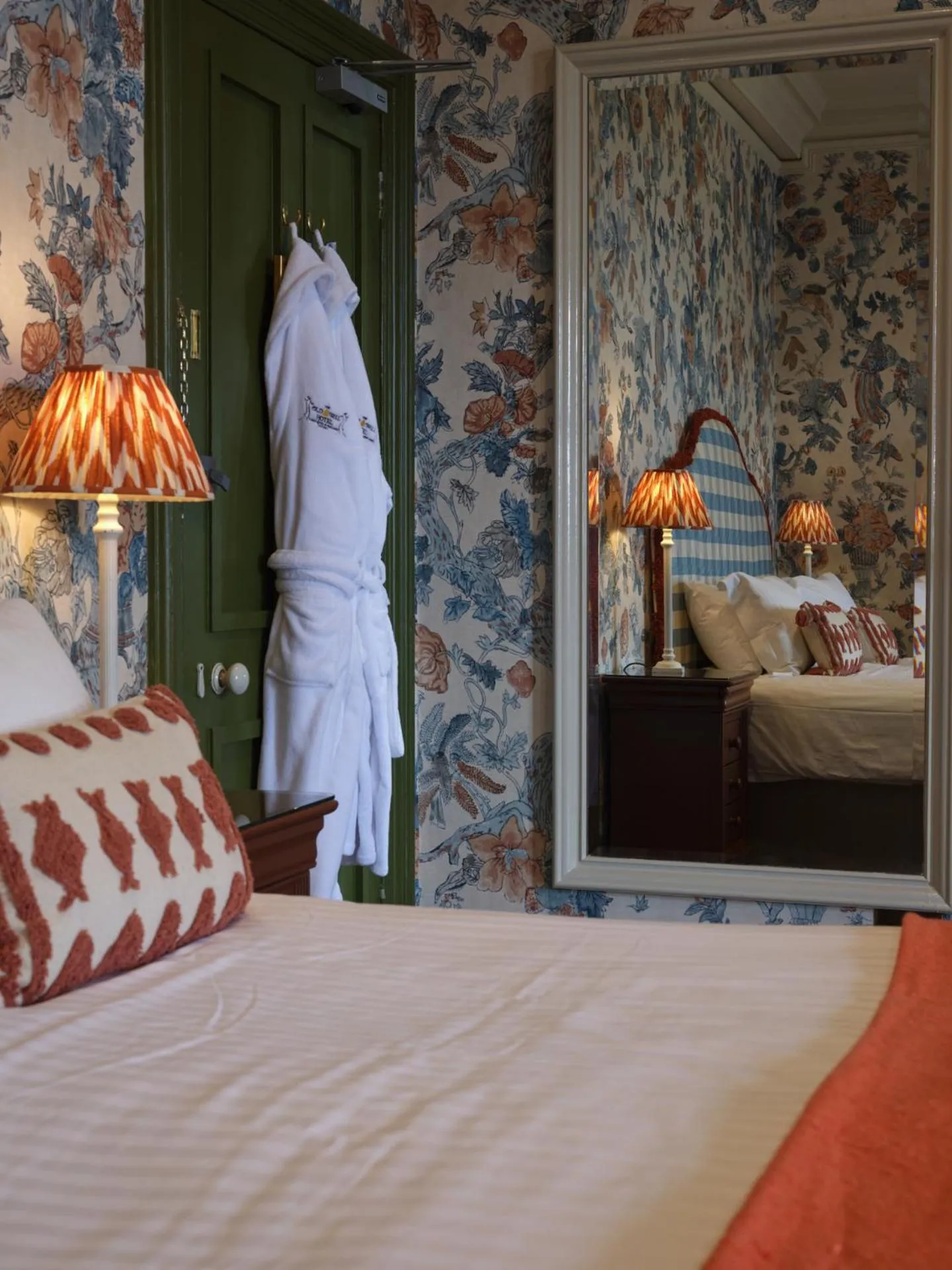 Bedroom, Bed in Old Bell Hotel