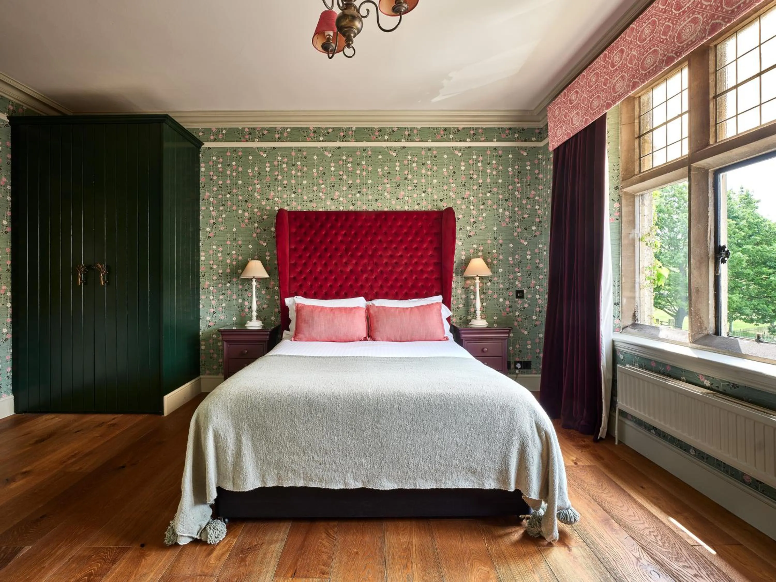 Bedroom, Bed in Old Bell Hotel