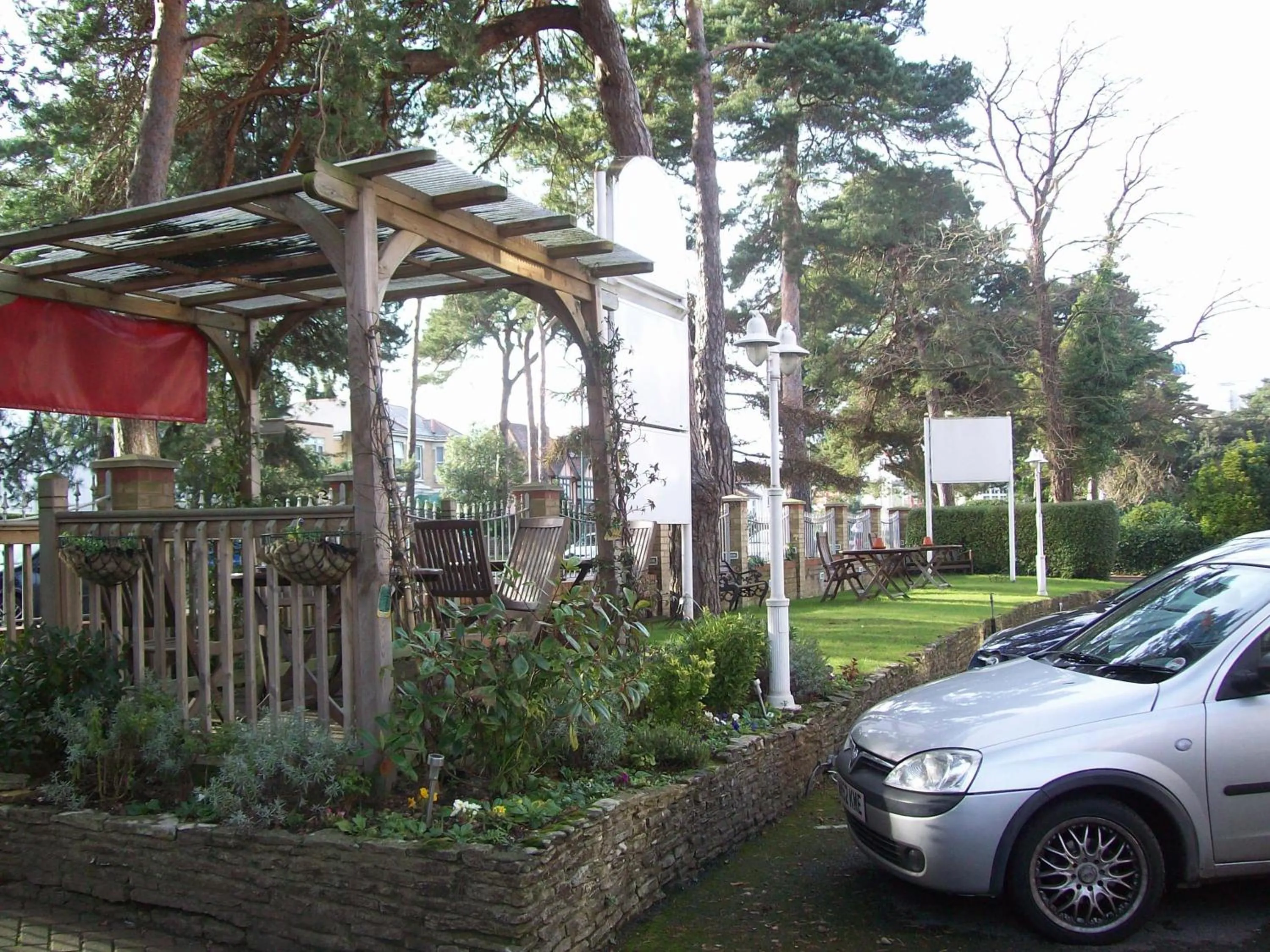 Facade/entrance in Elstead Hotel