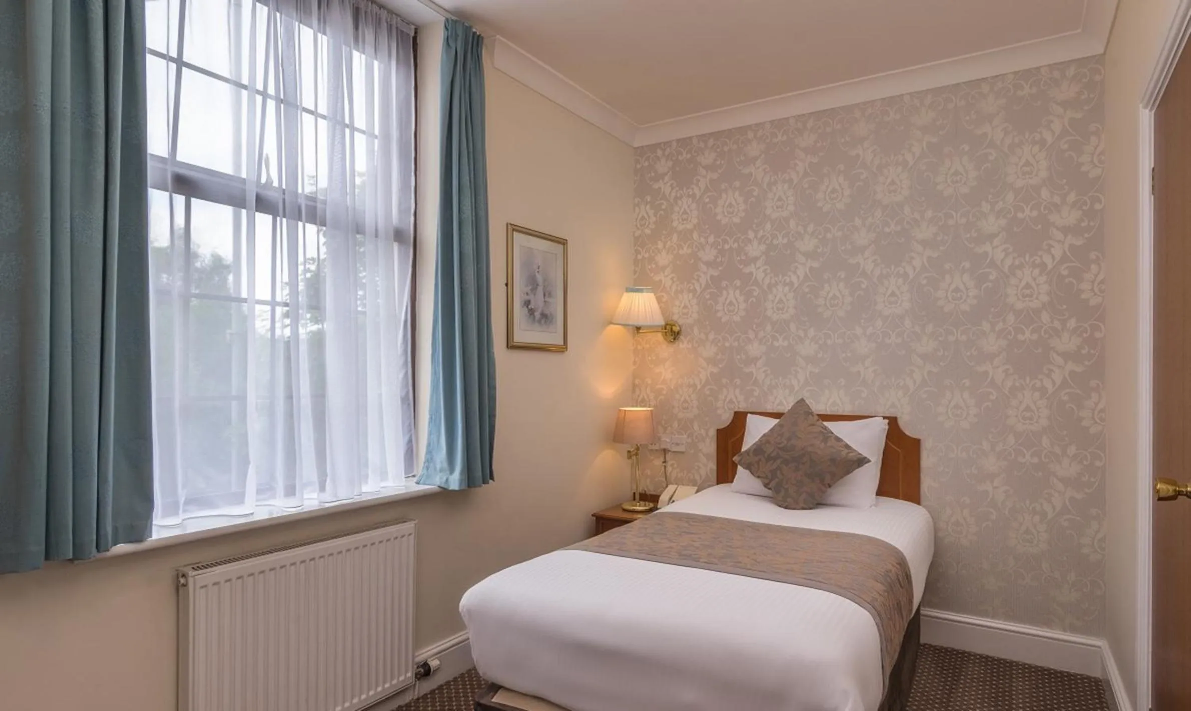 Photo of the whole room, Bed in Sure Hotel by Best Western Birmingham South