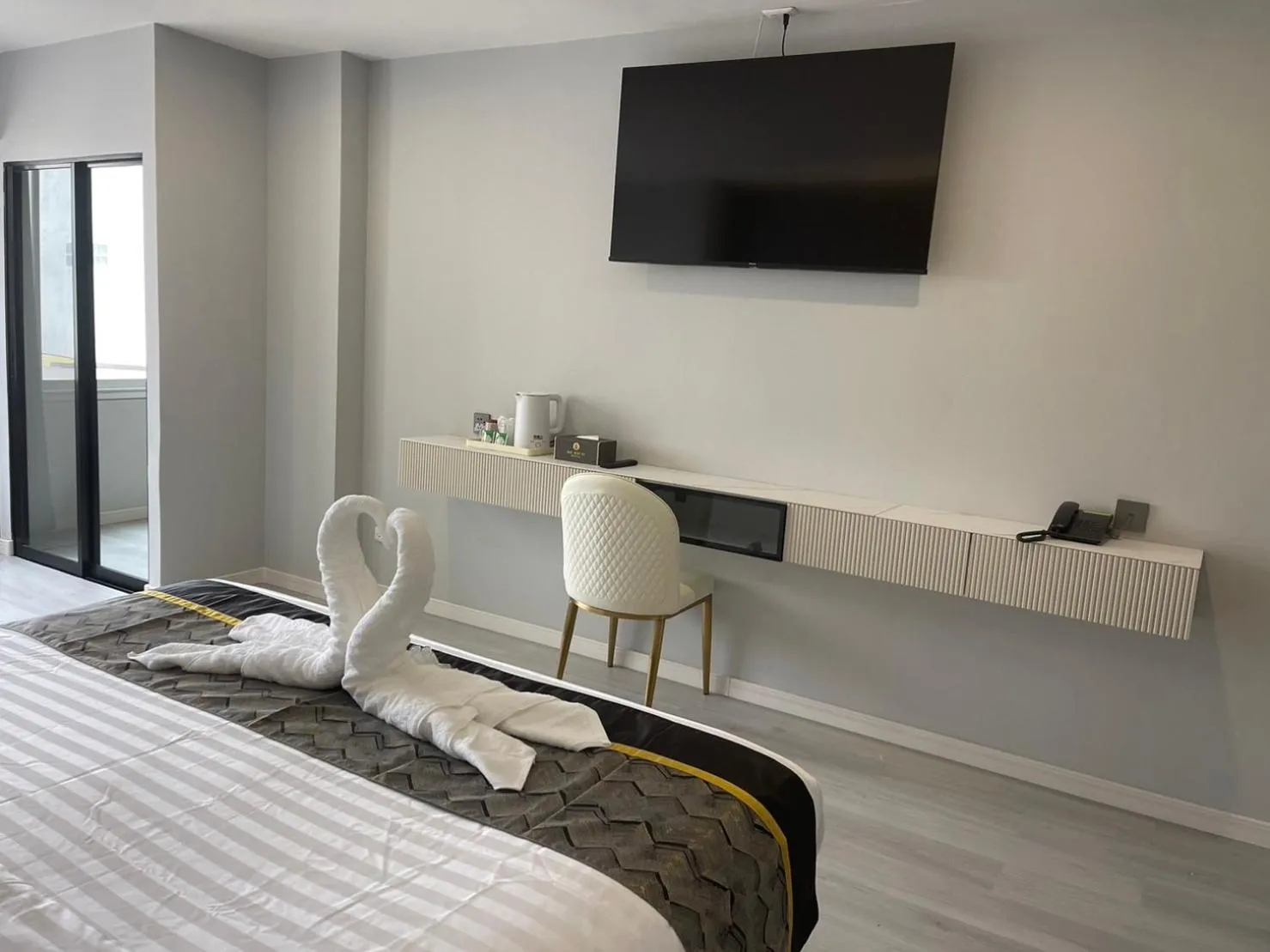 Living room, Bed in Berich Hotel