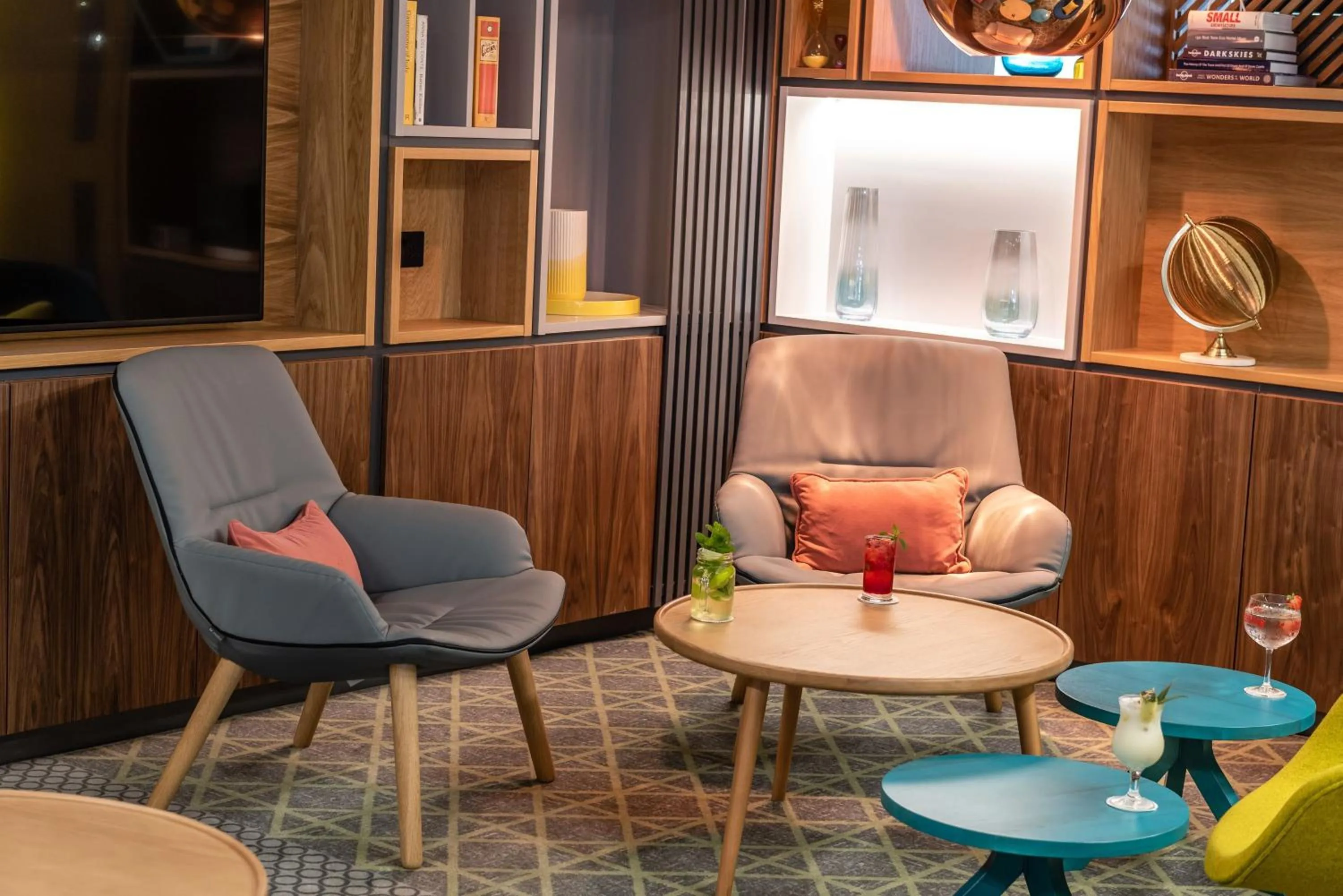 Lounge or bar in Holiday Inn Dover by IHG