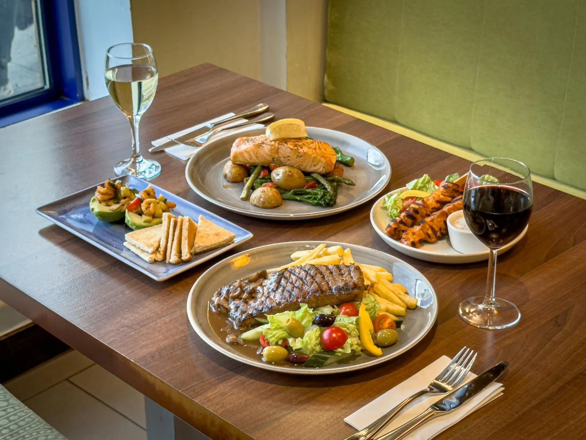 Restaurant/places to eat in Holiday Inn Express London Stratford by IHG