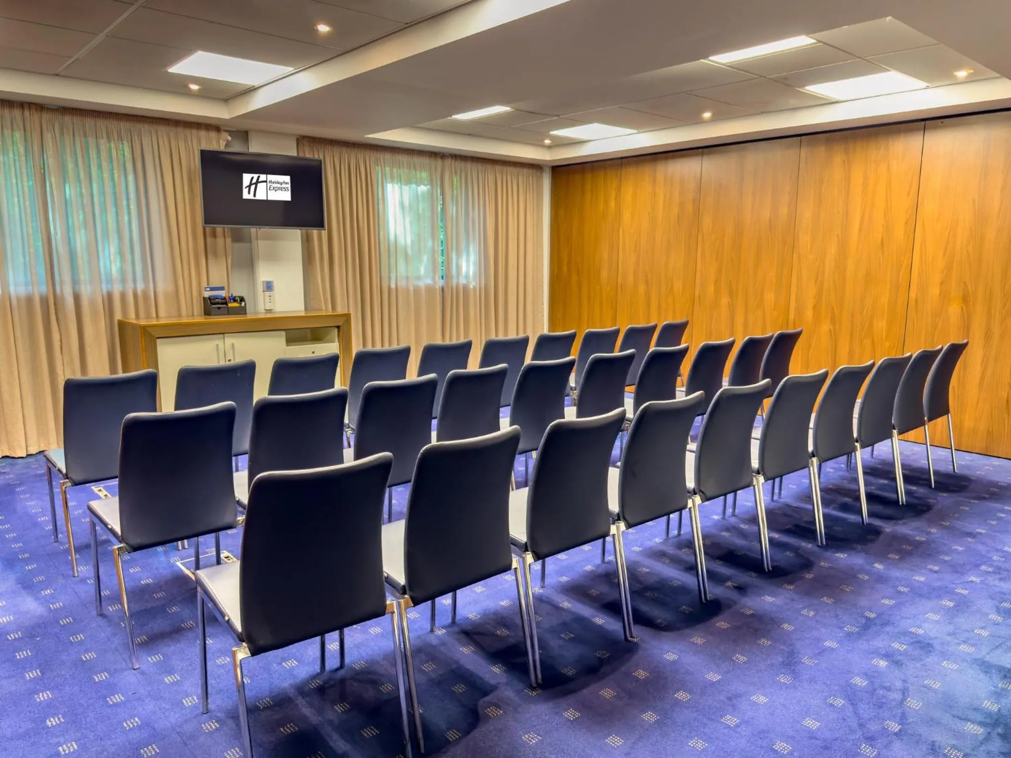 Meeting/conference room in Holiday Inn Express London Stratford by IHG