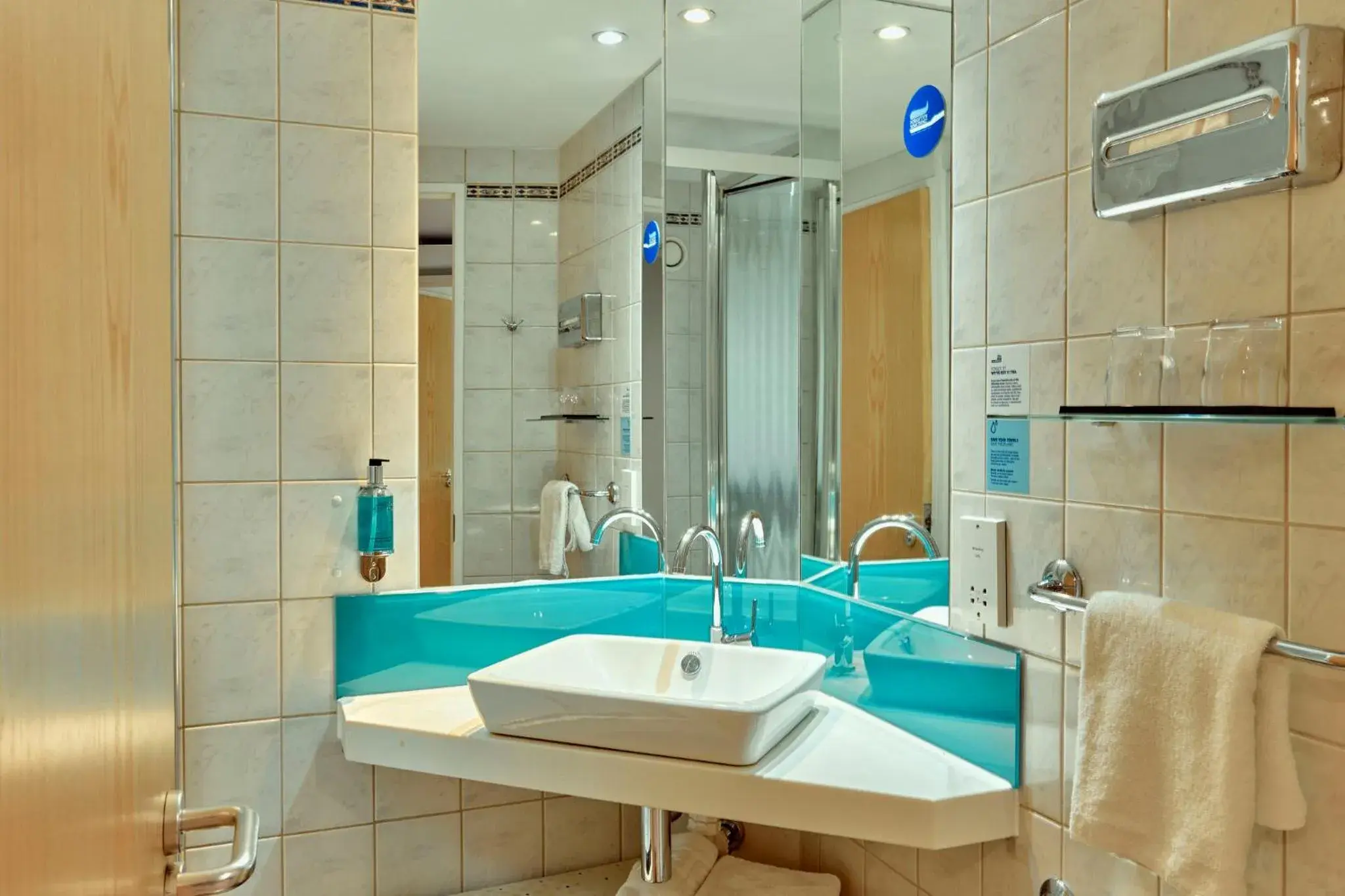 Standard Twin Room with Free Hot Breakfast in Holiday Inn Express London Stratford by IHG Standard Twin Room with Free Hot Breakfast in Holiday Inn Express London Stratford by IHG