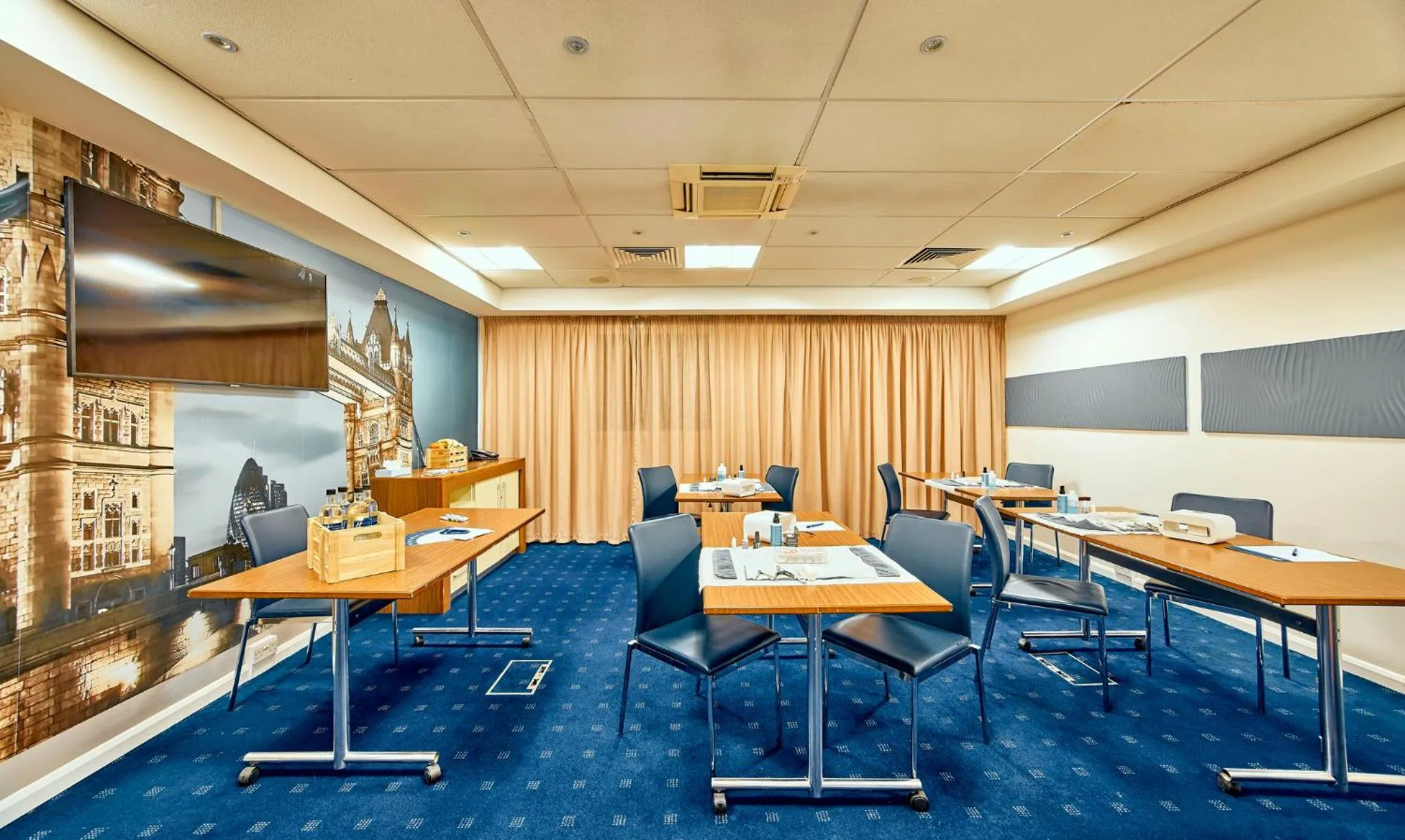Meeting/conference room in Holiday Inn Express London Stratford by IHG