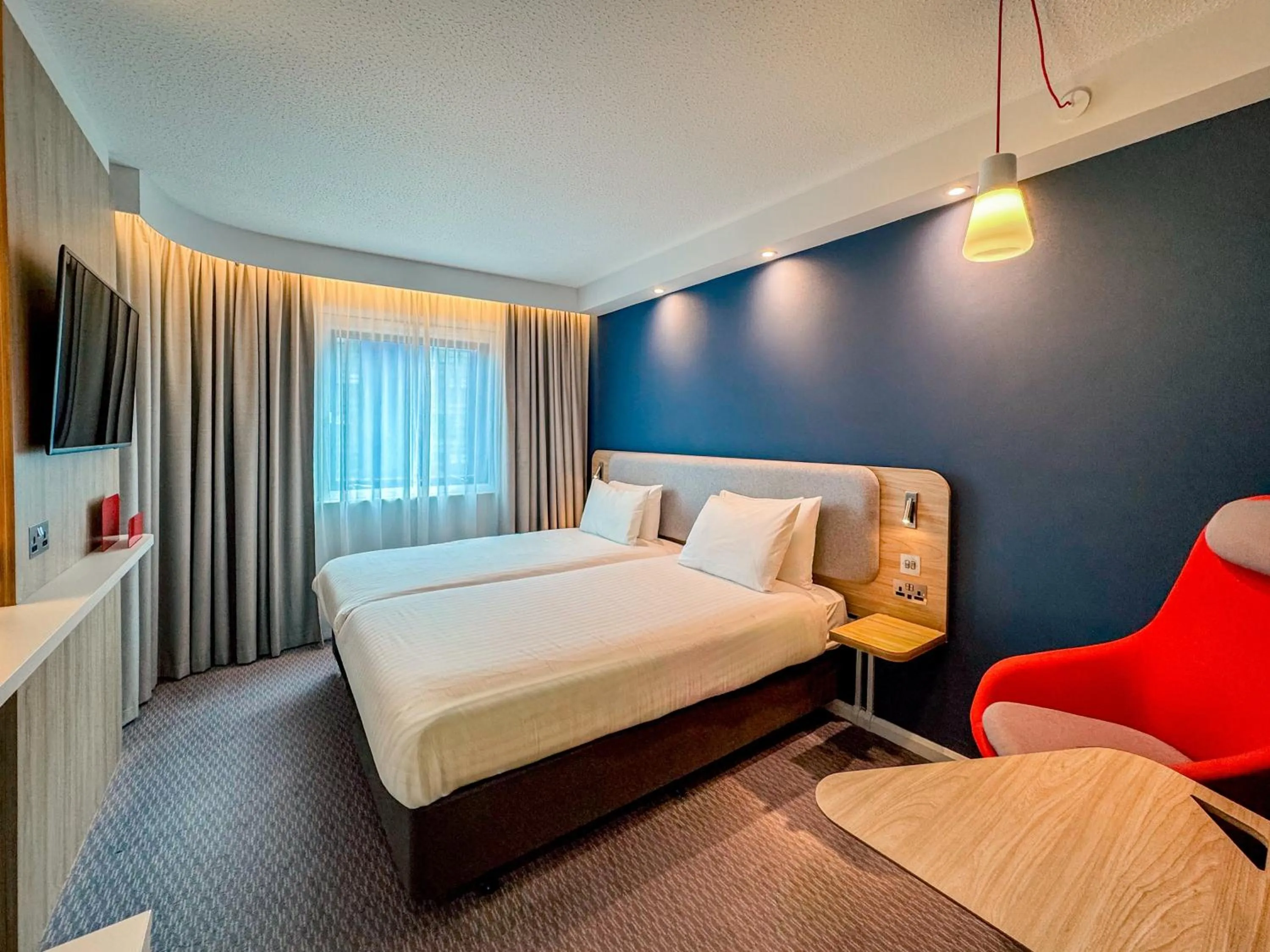 Photo of the whole room, Bed in Holiday Inn Express London Stratford by IHG