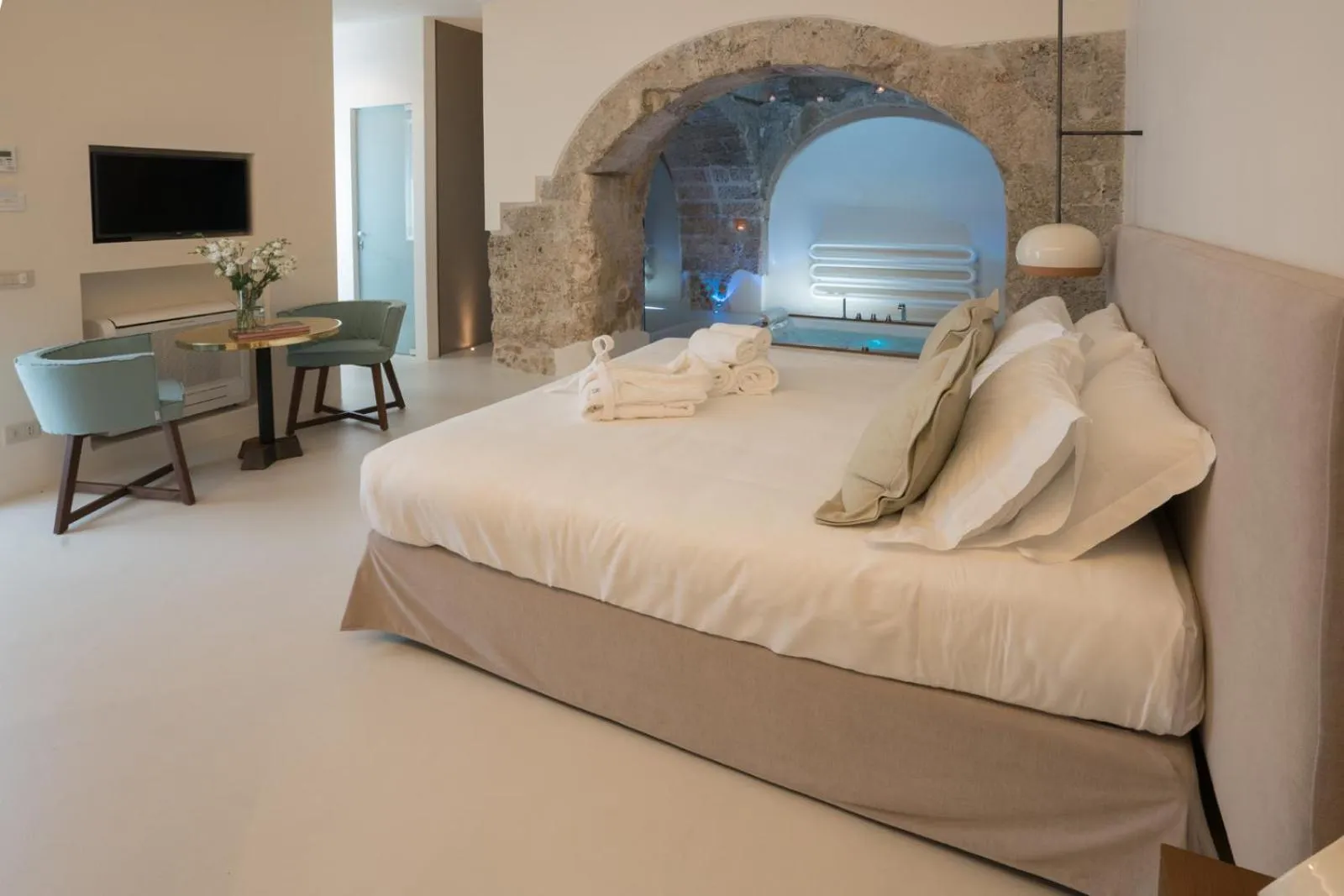 Hot Tub, Bed in Masseria Amastuola Wine Resort