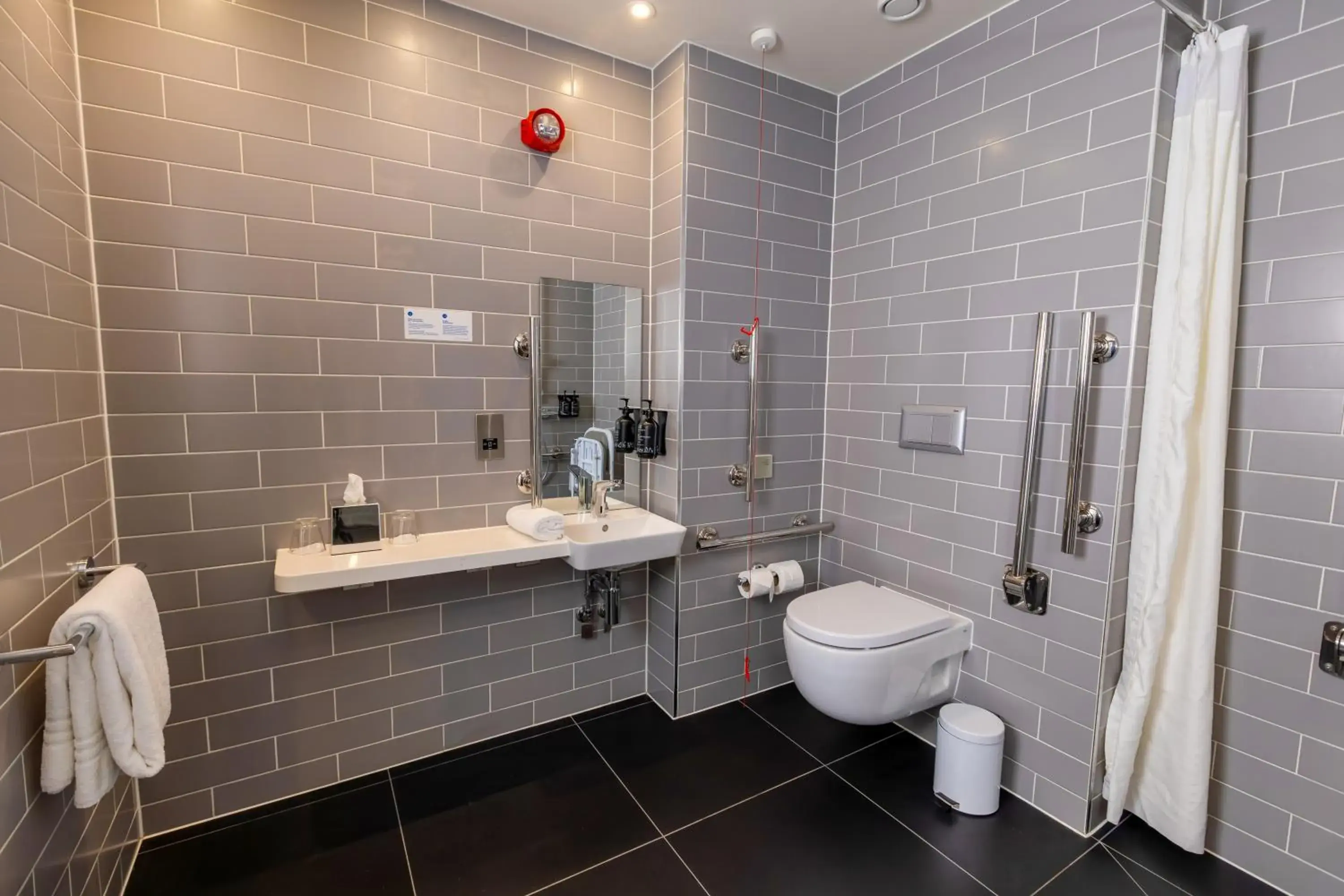 Standard Twin Room with Free Hot Breakfast - Accessible in Holiday Inn Express - Manchester - TRAFFORDCITY by IHG Standard Twin Room with Free Hot Breakfast - Accessible in Holiday Inn Express - Manchester - TRAFFORDCITY by IHG