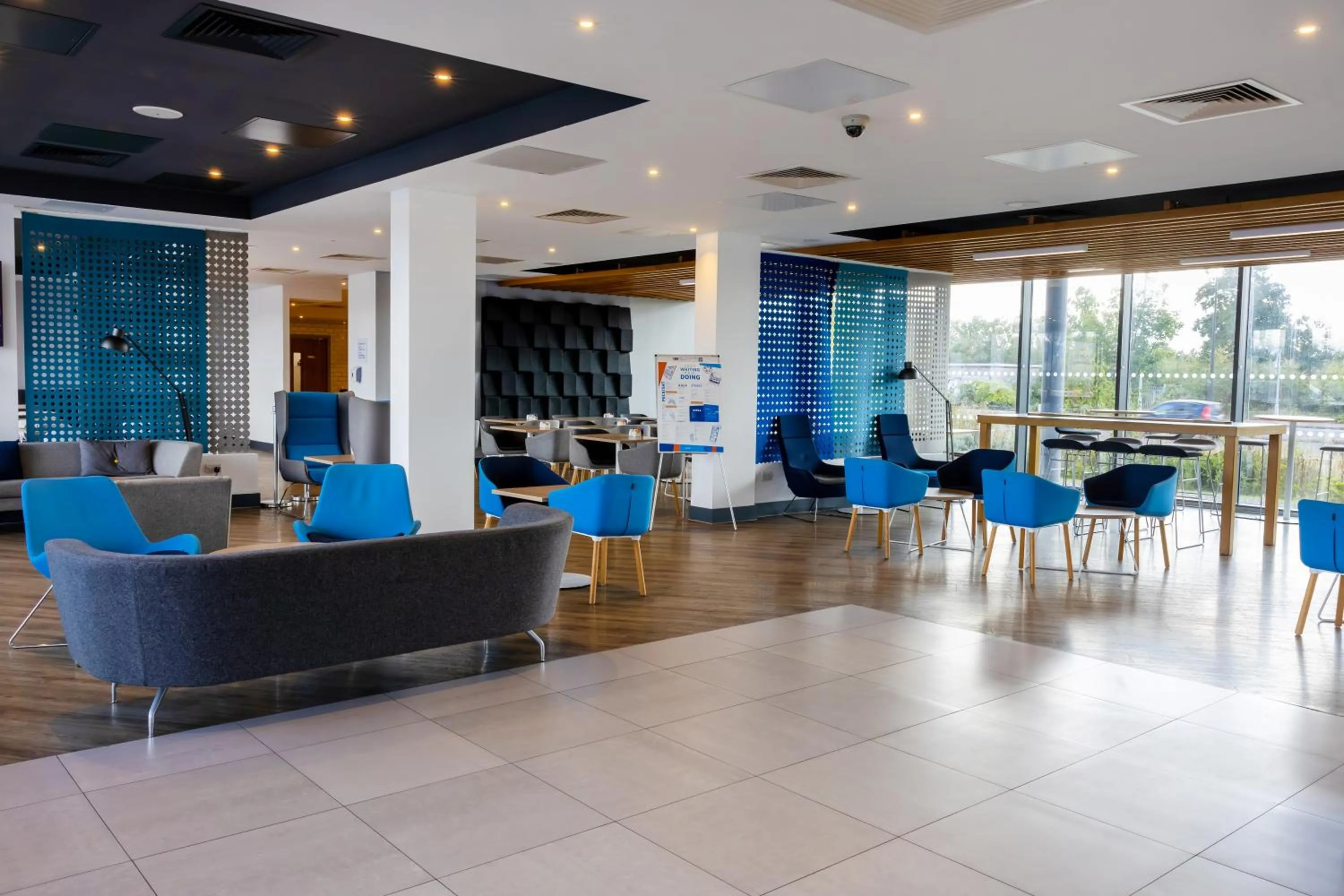 Seating area in Holiday Inn Express - Manchester - TRAFFORDCITY by IHG