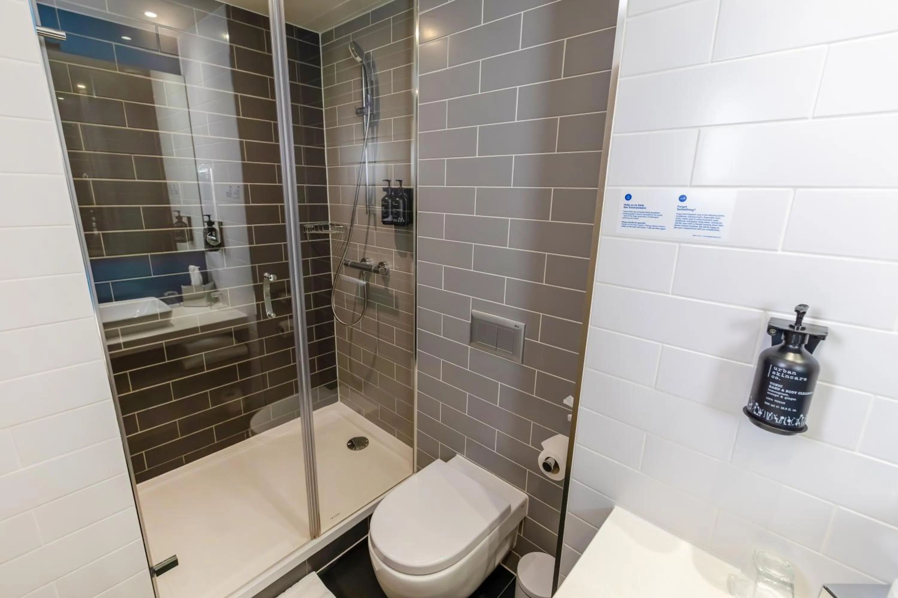 Shower in Holiday Inn Express - Manchester - TRAFFORDCITY by IHG