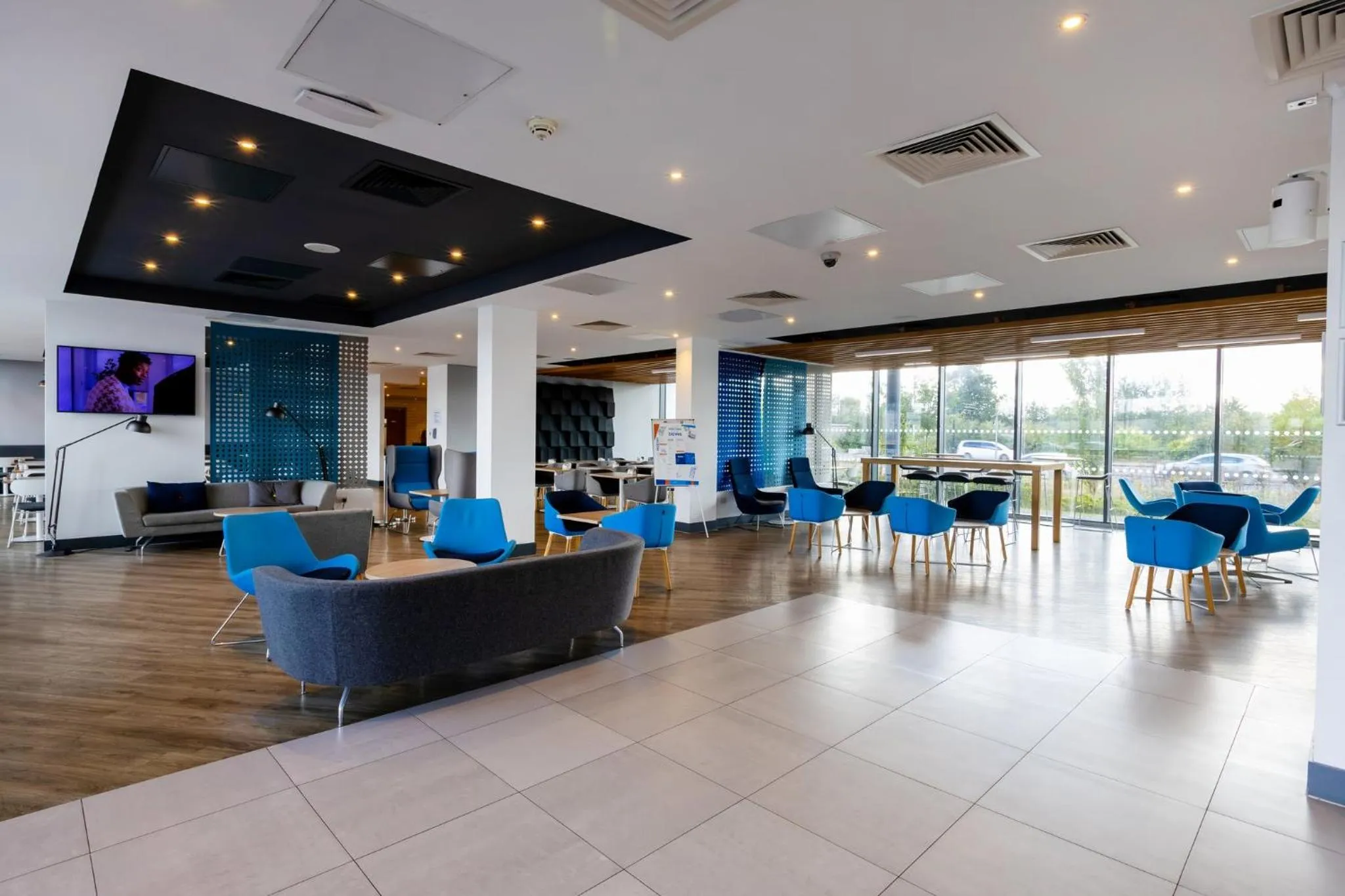 Lounge or bar in Holiday Inn Express - Manchester - TRAFFORDCITY by IHG