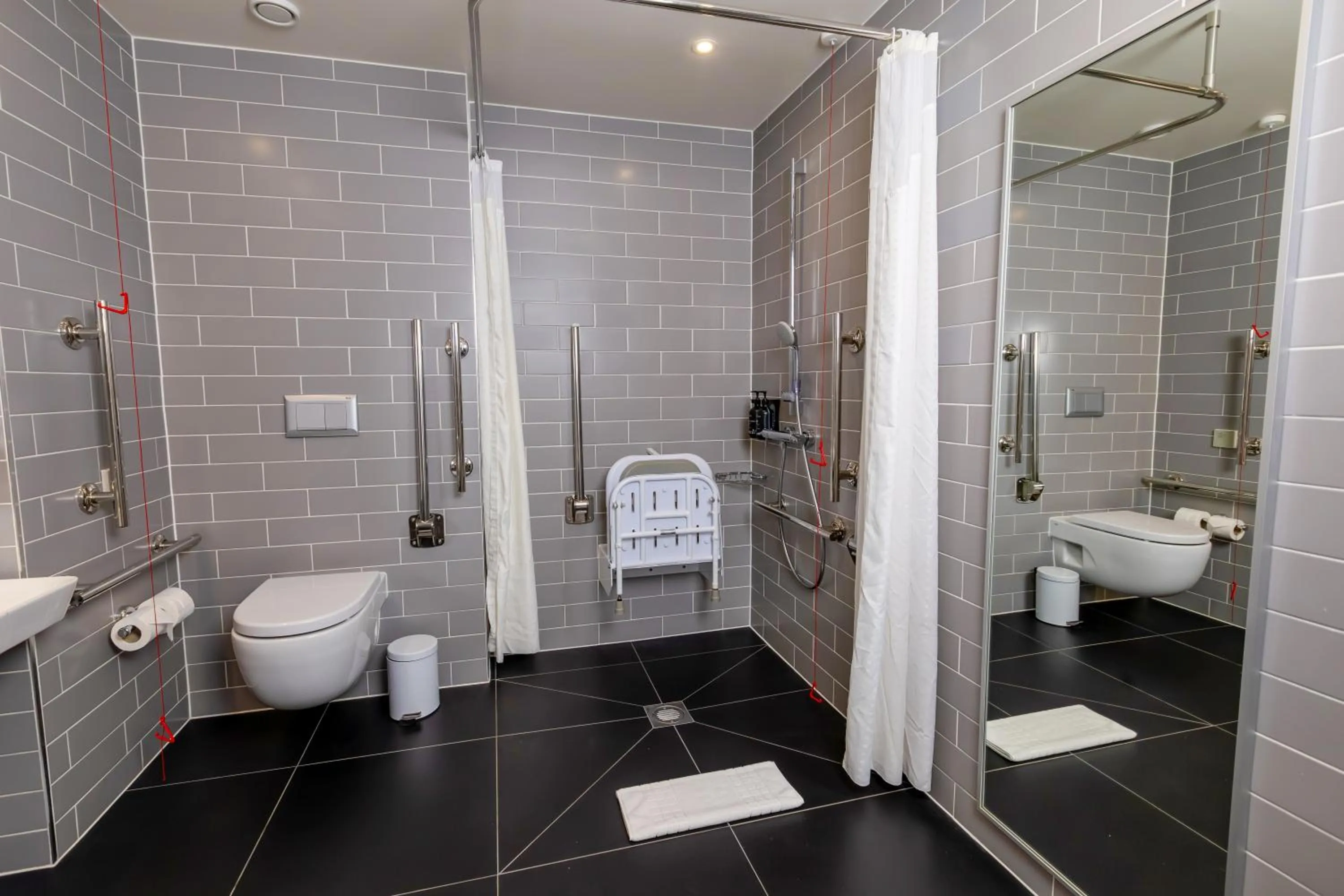 Facility for disabled guests in Holiday Inn Express - Manchester - TRAFFORDCITY by IHG