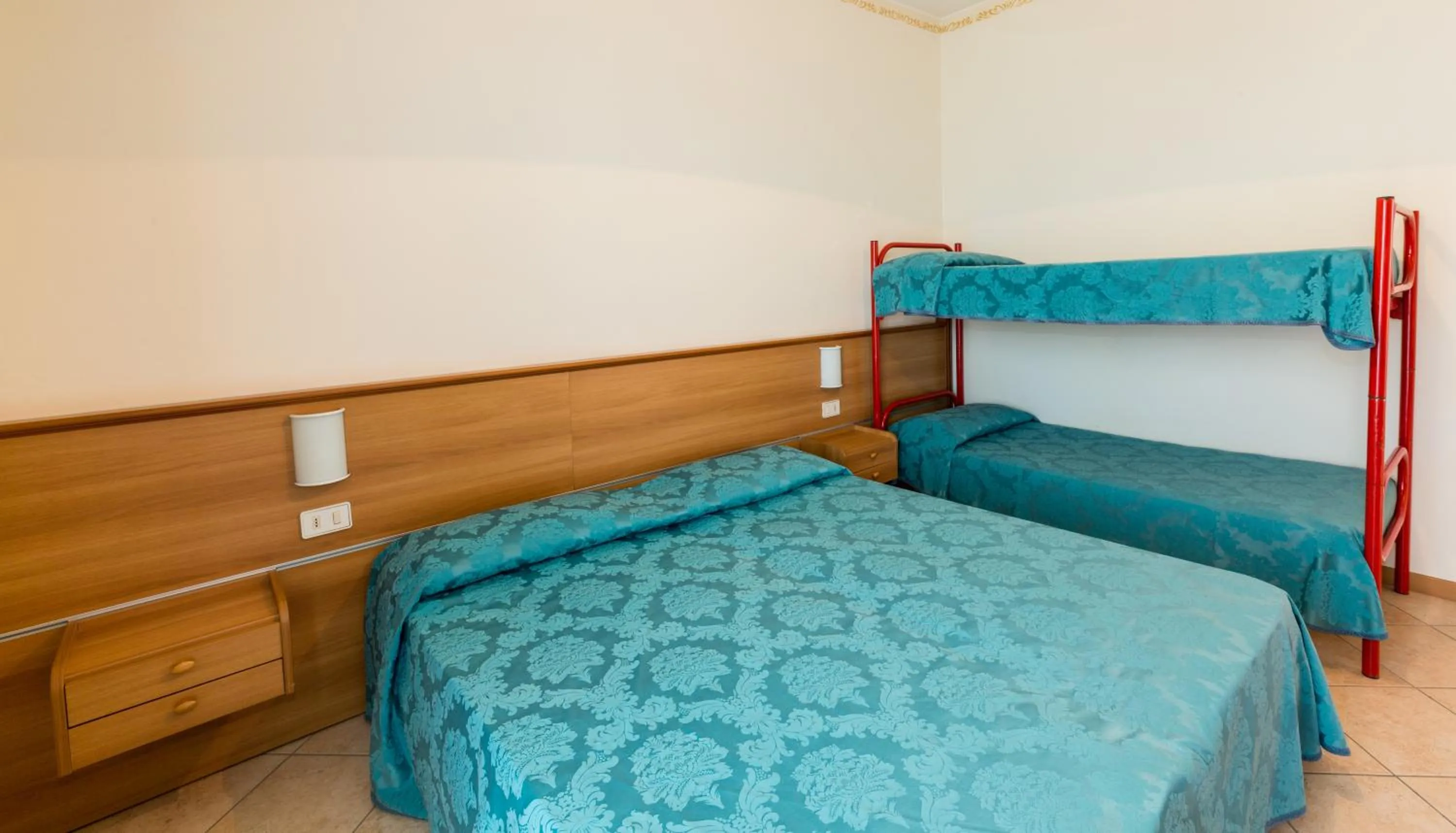 Photo of the whole room, Bed in Residence California