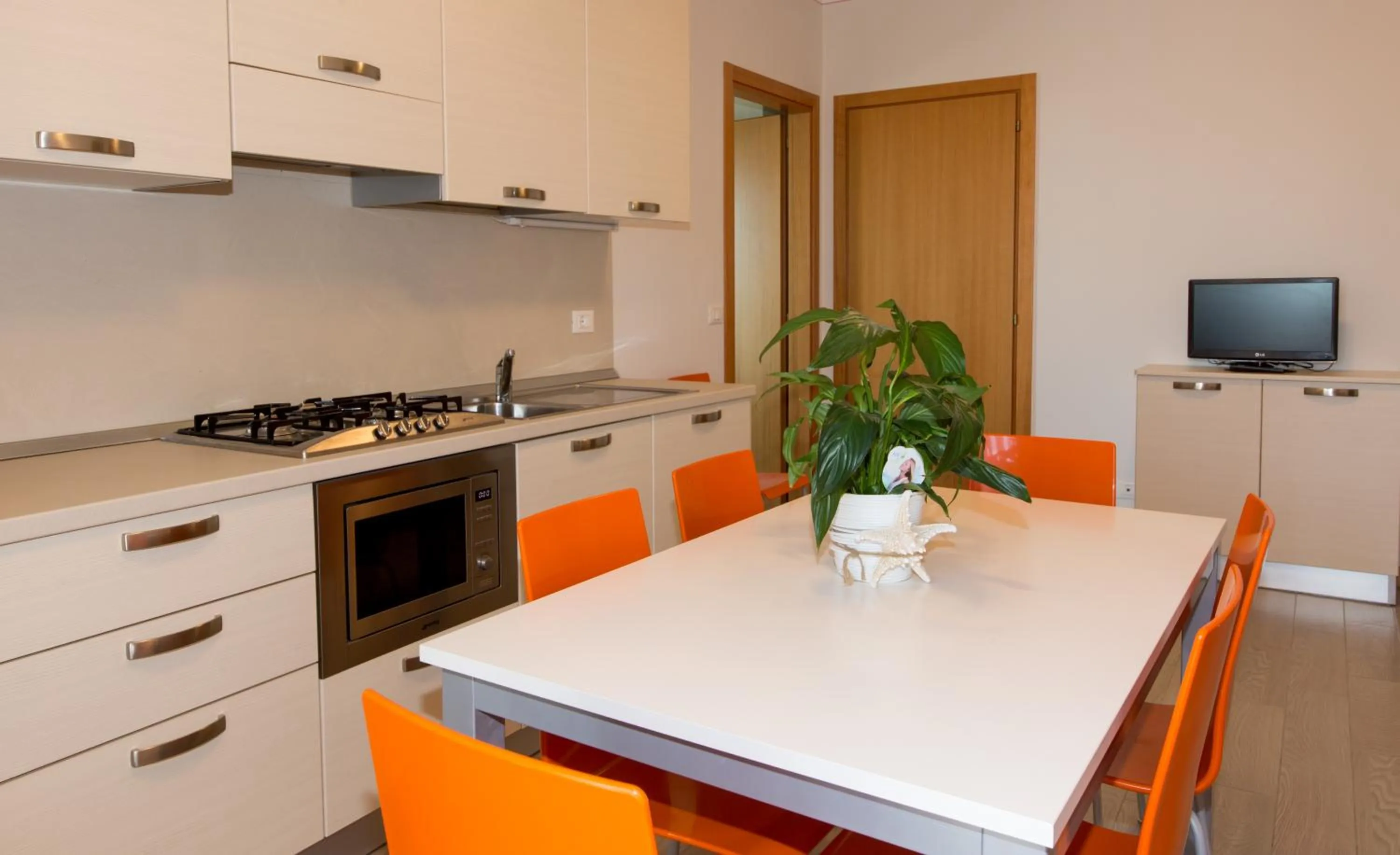 Kitchen or kitchenette in Residence California