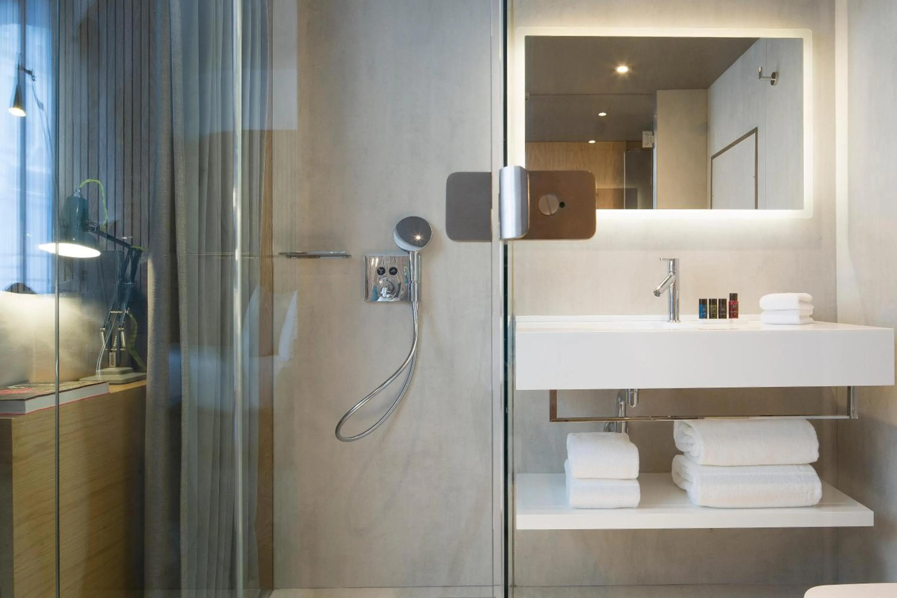 Shower in Drawing Hotel