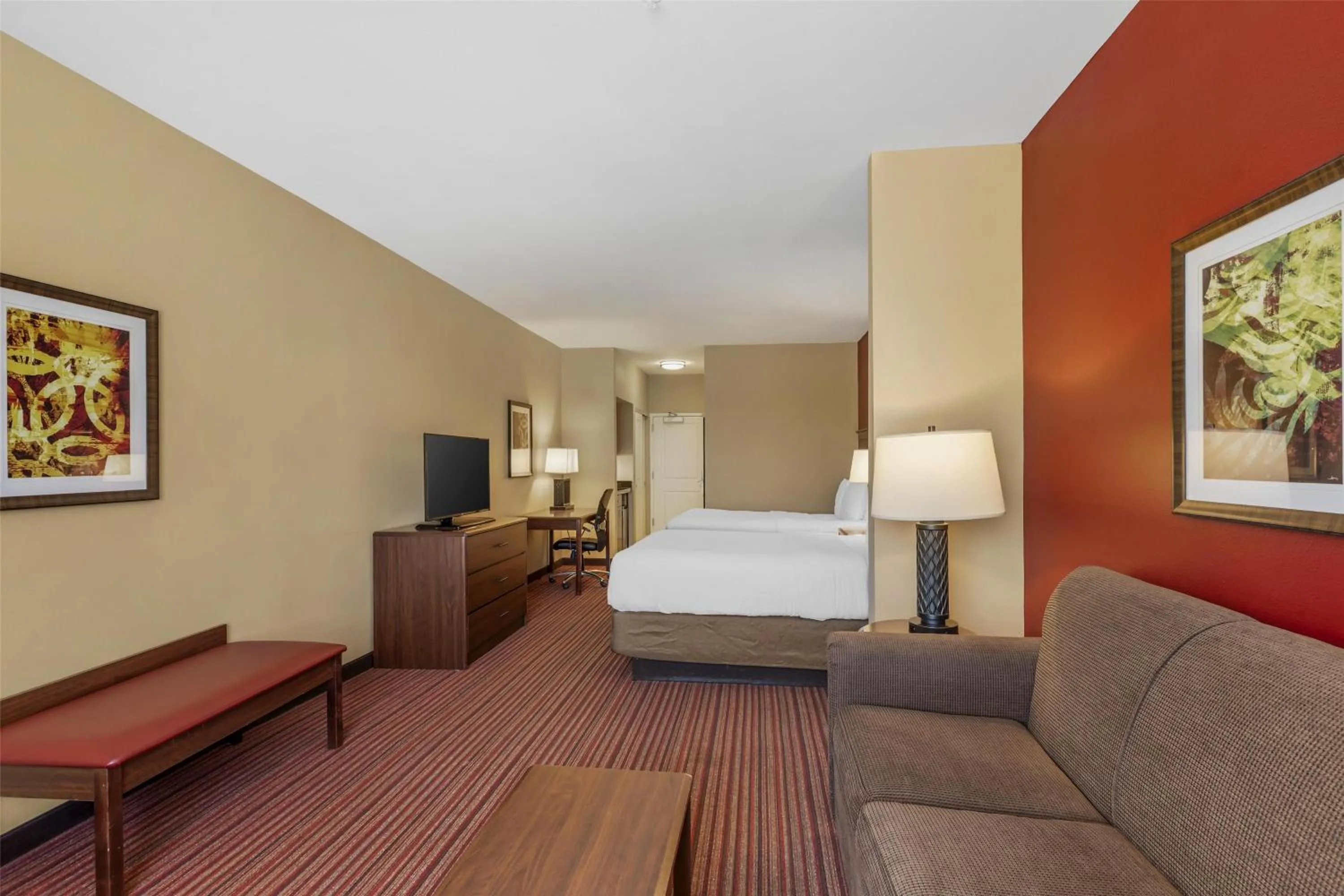 Photo of the whole room, Bed in Best Western Plus Hudson Hotel & Suites