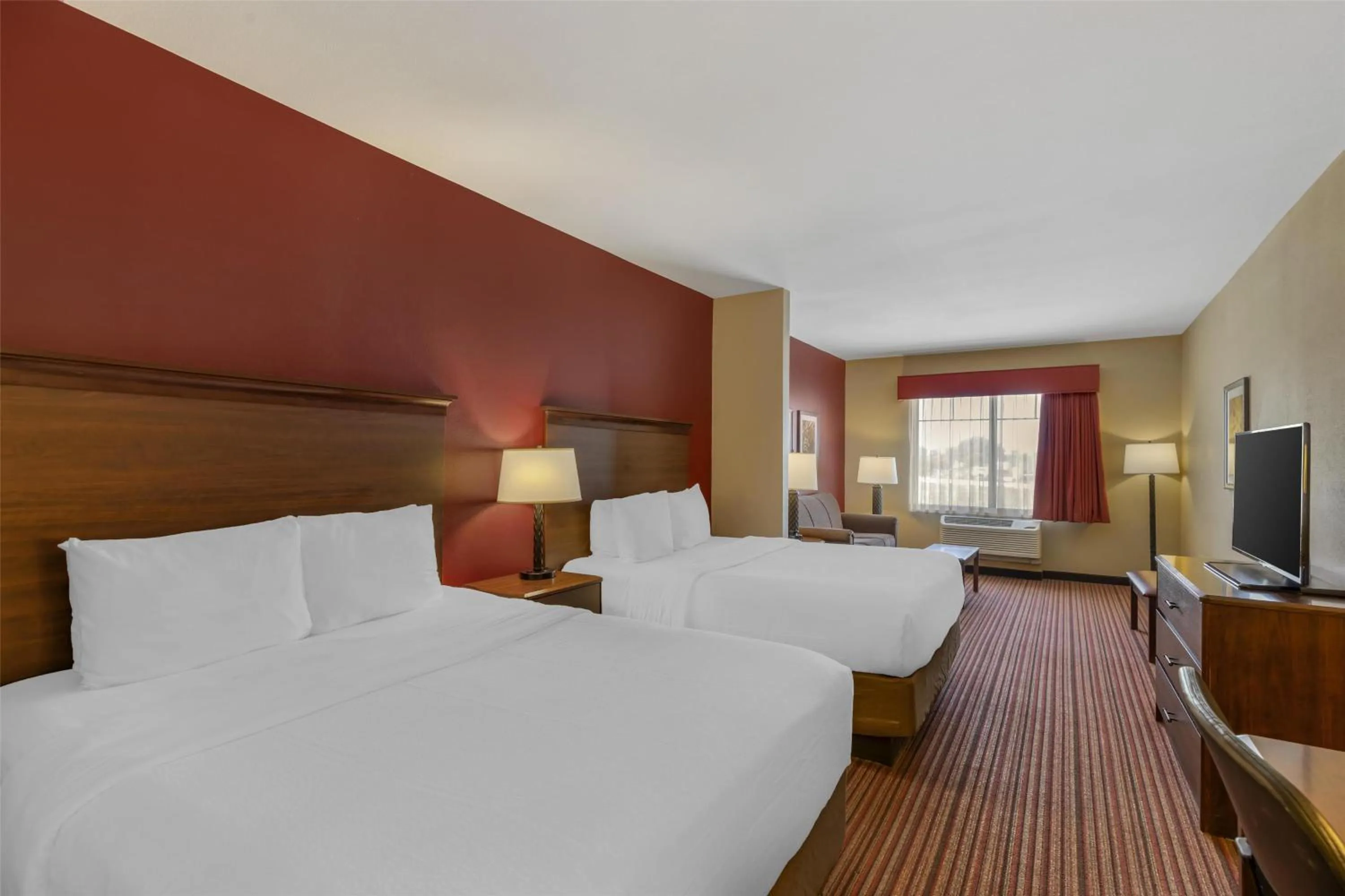 Photo of the whole room, Bed in Best Western Plus Hudson Hotel & Suites