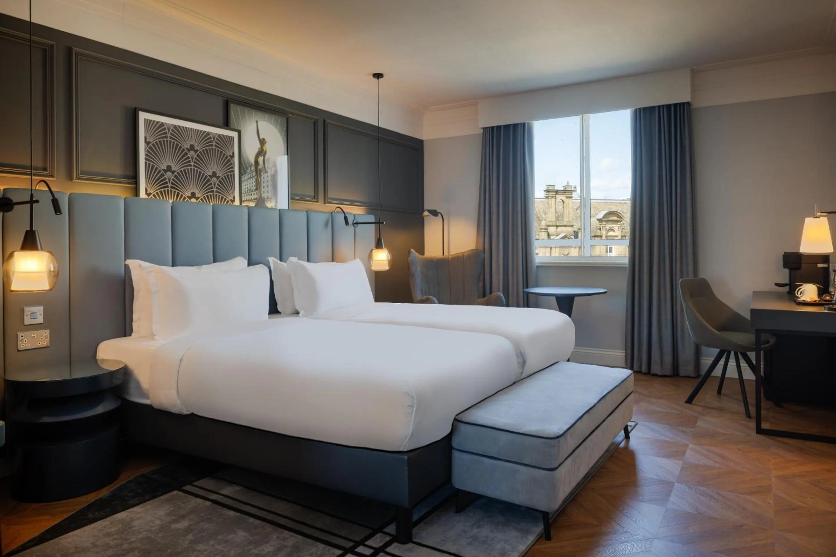 Bedroom, Bed in The Queens Hotel