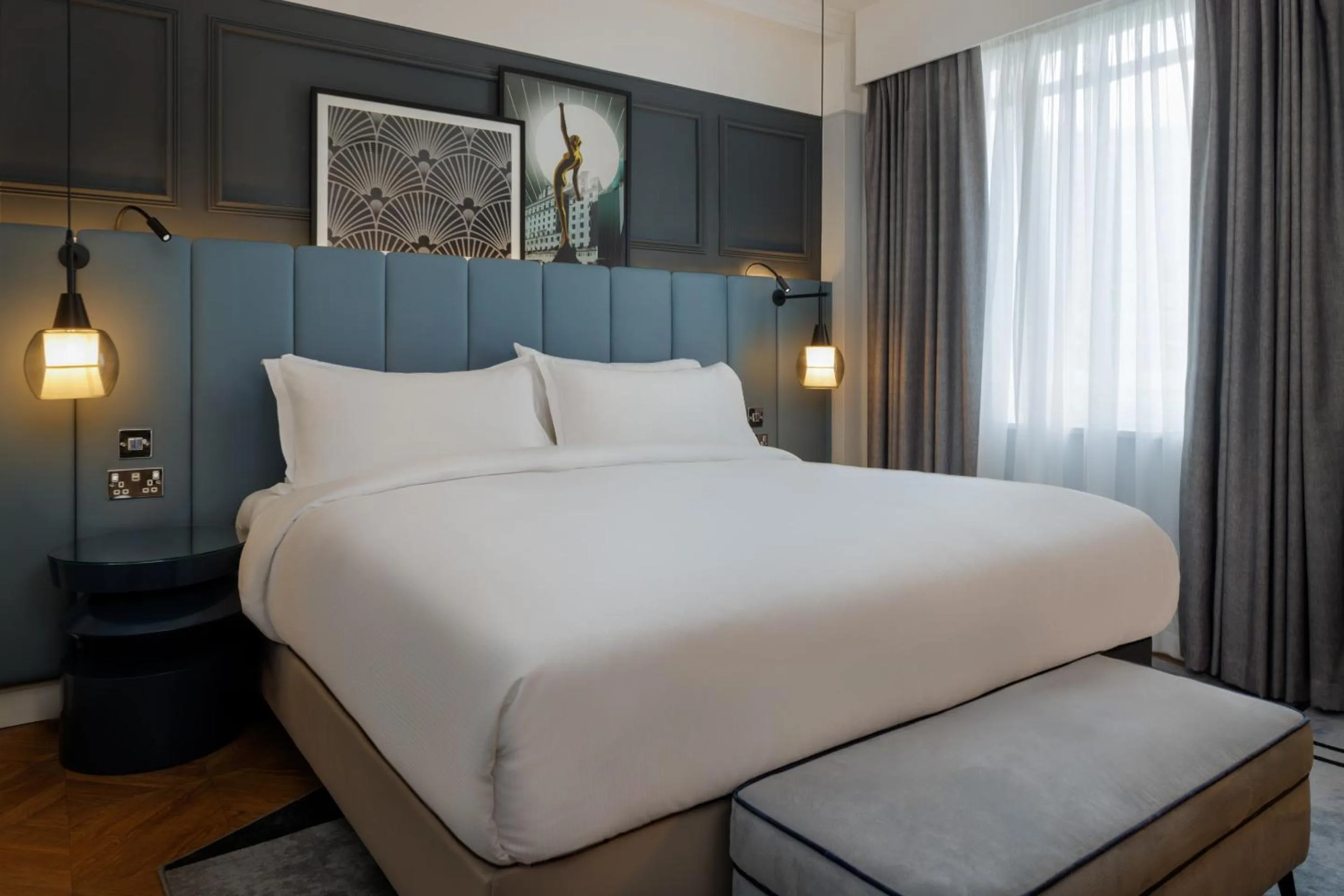 Bedroom, Bed in The Queens Hotel