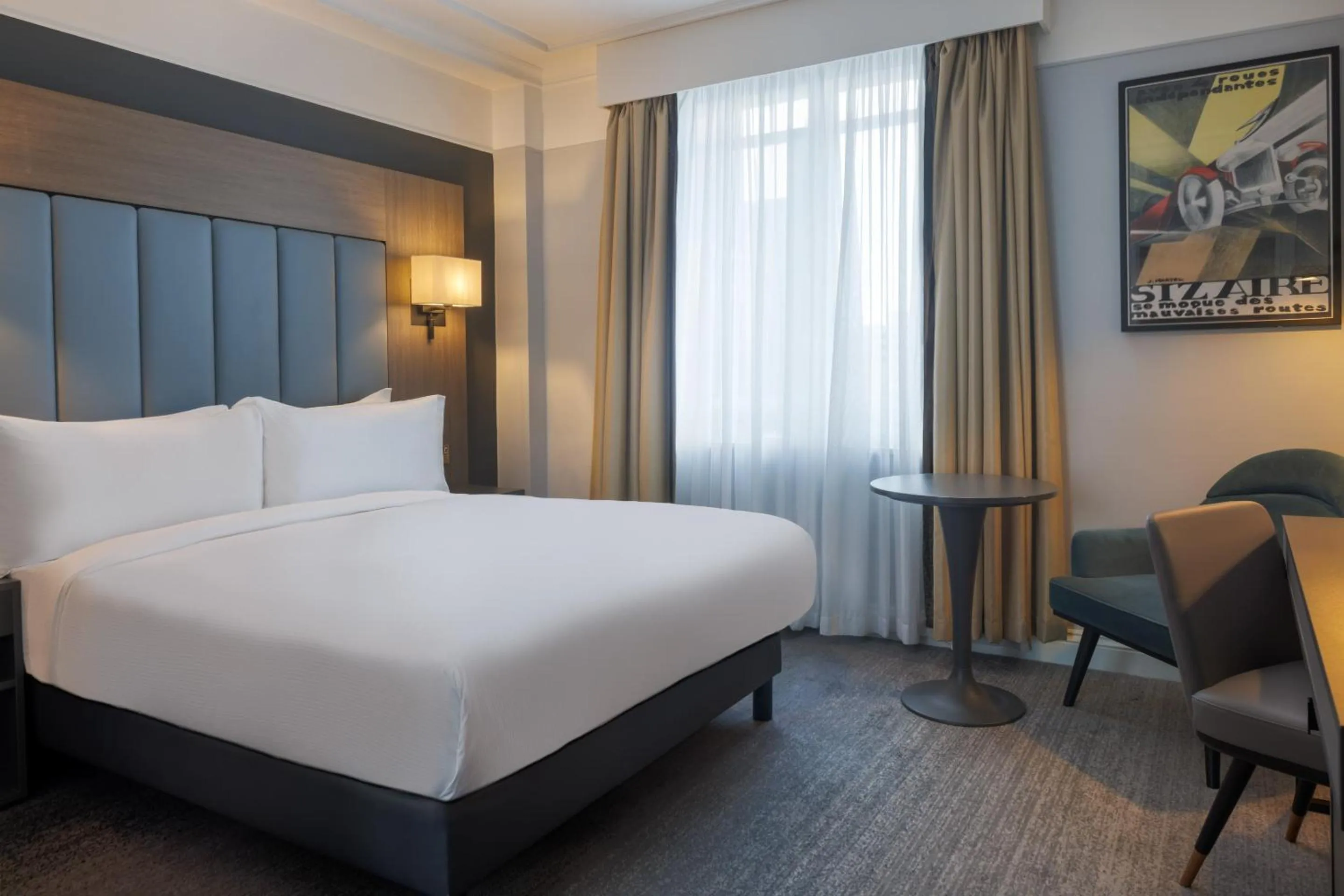 Bedroom, Bed in The Queens Hotel