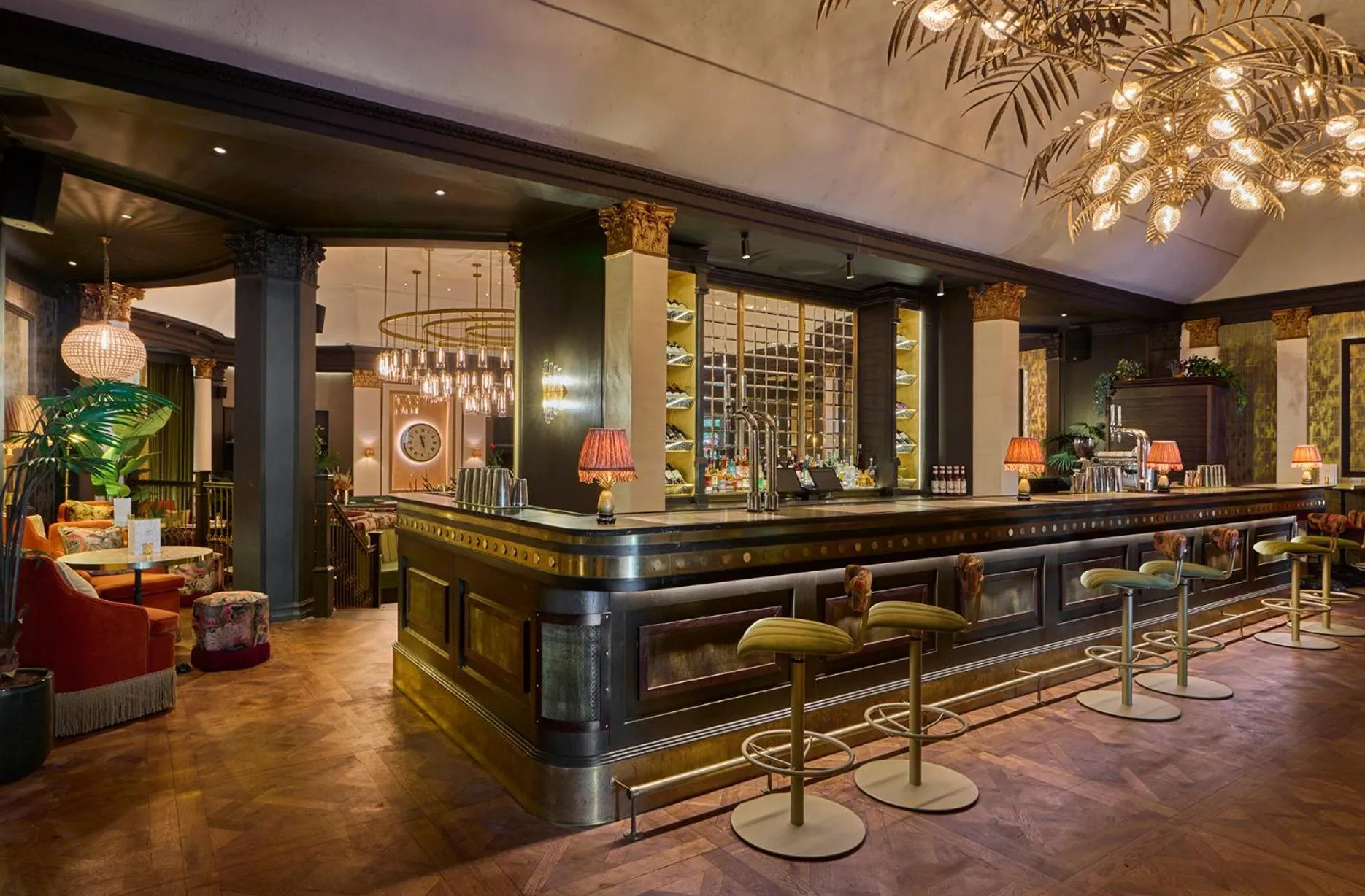 Restaurant/places to eat in The Queens Hotel