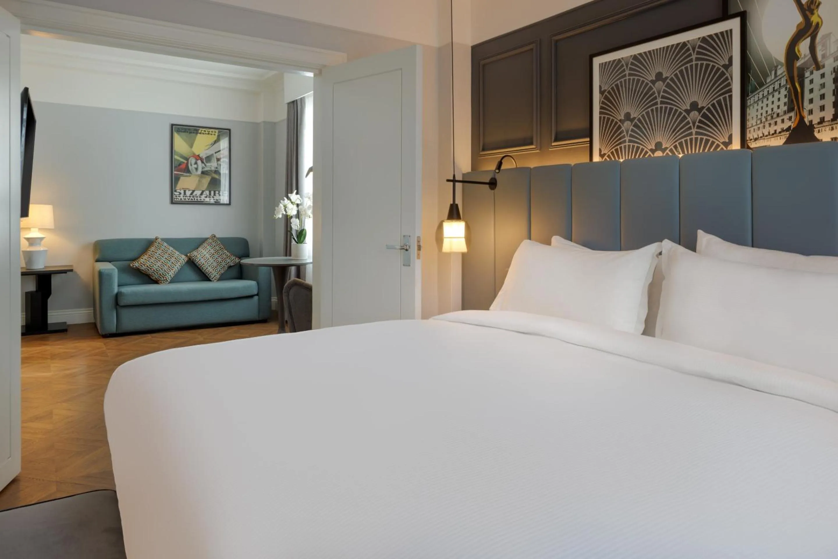 Living room, Bed in The Queens Hotel