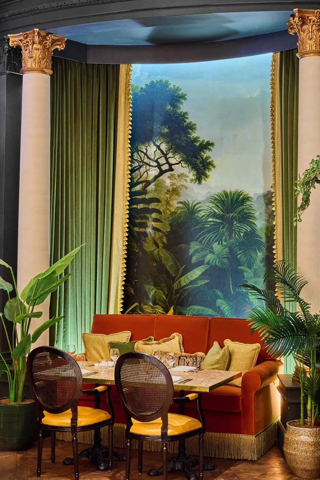 Restaurant/places to eat in The Queens Hotel